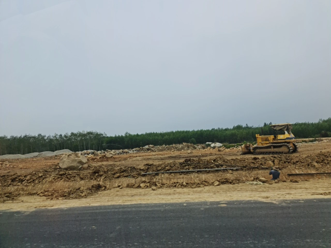 San lấp mặt bằng vị trí đặt trạm dừng chân. Ảnh PN. San lấp mặt bằng vị trí đặt trạm dừng chân. Ảnh PN.