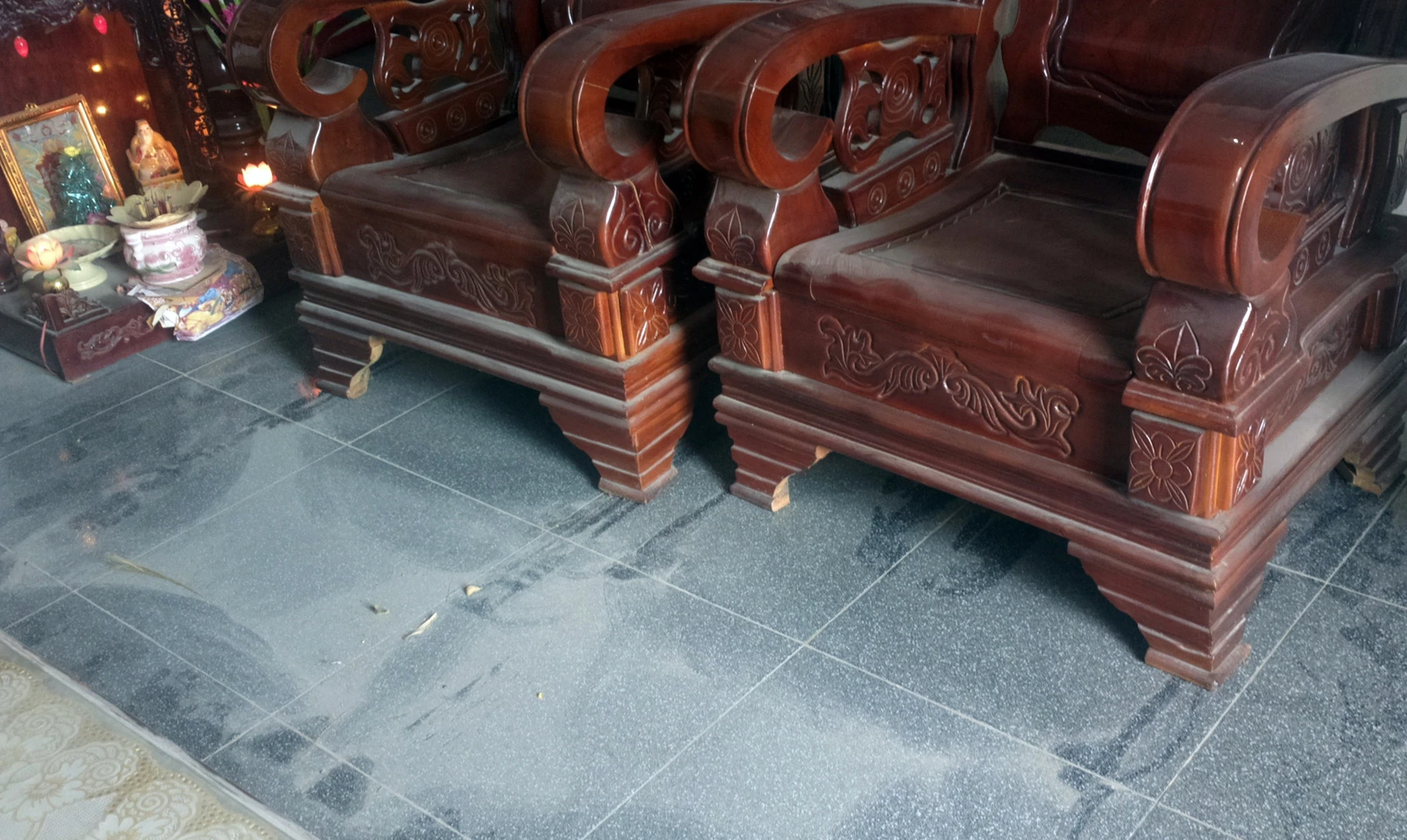 Một căn nhà của dân ở Vĩnh Tân mở cửa ra là đầy bụi. Một căn nhà của dân ở Vĩnh Tân mở cửa ra là đầy bụi.