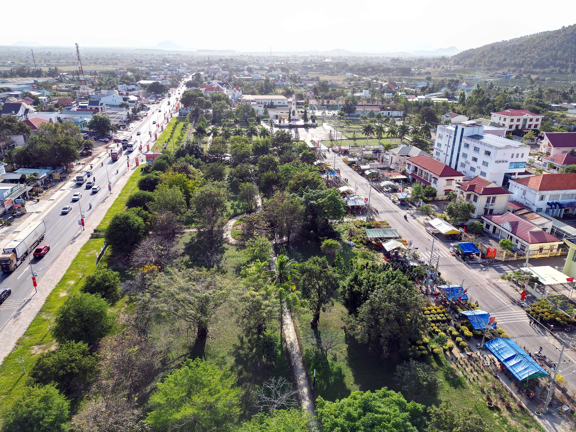 Một góc thị trấn Thuận Nam. Một góc thị trấn Thuận Nam.