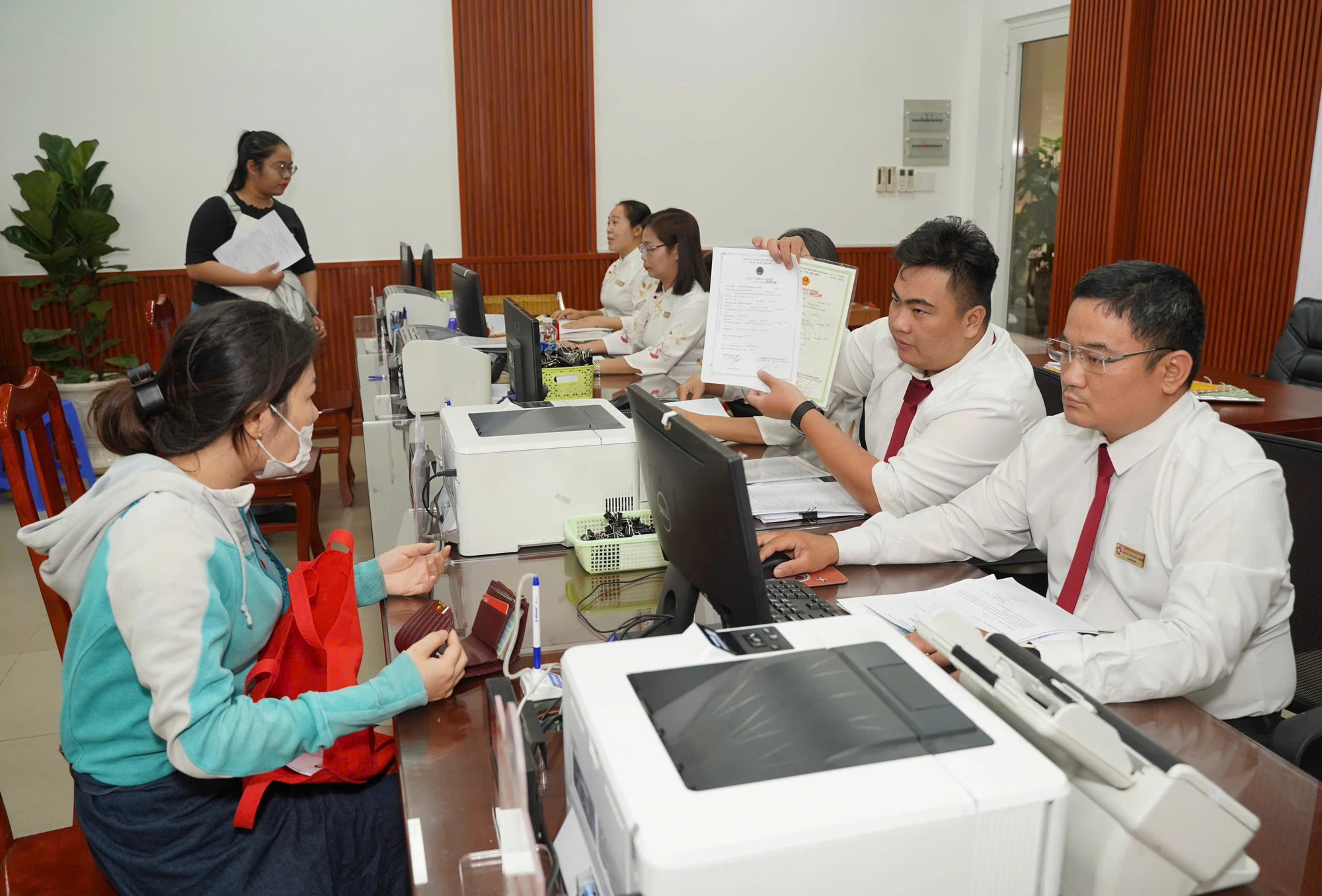 AI - Trụ cột của chuyển đổi số hành chính công. Ảnh: VĂN THUẬN
