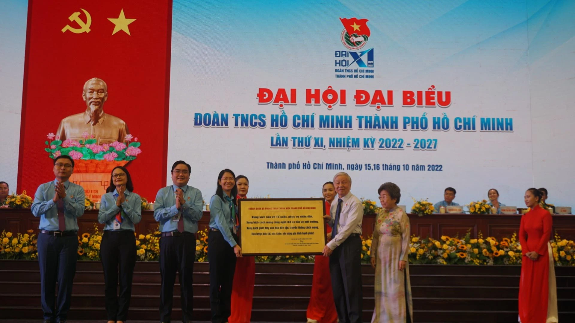Câu lạc bộ Truyền thống Thành Đoàn trao tặng bảng đồng cho tuổi trẻ TP. Ảnh: NGUYỄN QUYÊN Câu lạc bộ Truyền thống Thành Đoàn trao tặng bảng đồng cho tuổi trẻ TP. Ảnh: NGUYỄN QUYÊN