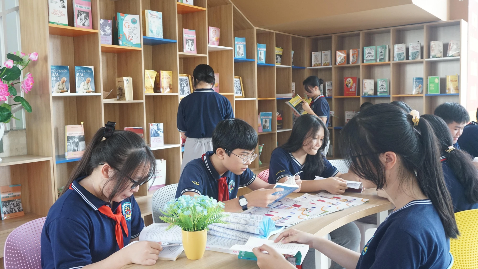 Khu trưng bày bao gồm khu vực triển lãm hình ảnh của Chủ tịch Hồ Chí Minh, khu vực trưng bày sách, đĩa, tư liệu liên quan đến Người... Tại đây, trường cũng bố trí bàn cùng những chiếc ghế nhỏ xinh để các em thuận tiện trong việc tìm hiểu và nghiên cứu. Khu trưng bày bao gồm khu vực triển lãm hình ảnh của Chủ tịch Hồ Chí Minh, khu vực trưng bày sách, đĩa, tư liệu liên quan đến Người... Tại đây, trường cũng bố trí bàn cùng những chiếc ghế nhỏ xinh để các em thuận tiện trong việc tìm hiểu và nghiên cứu.