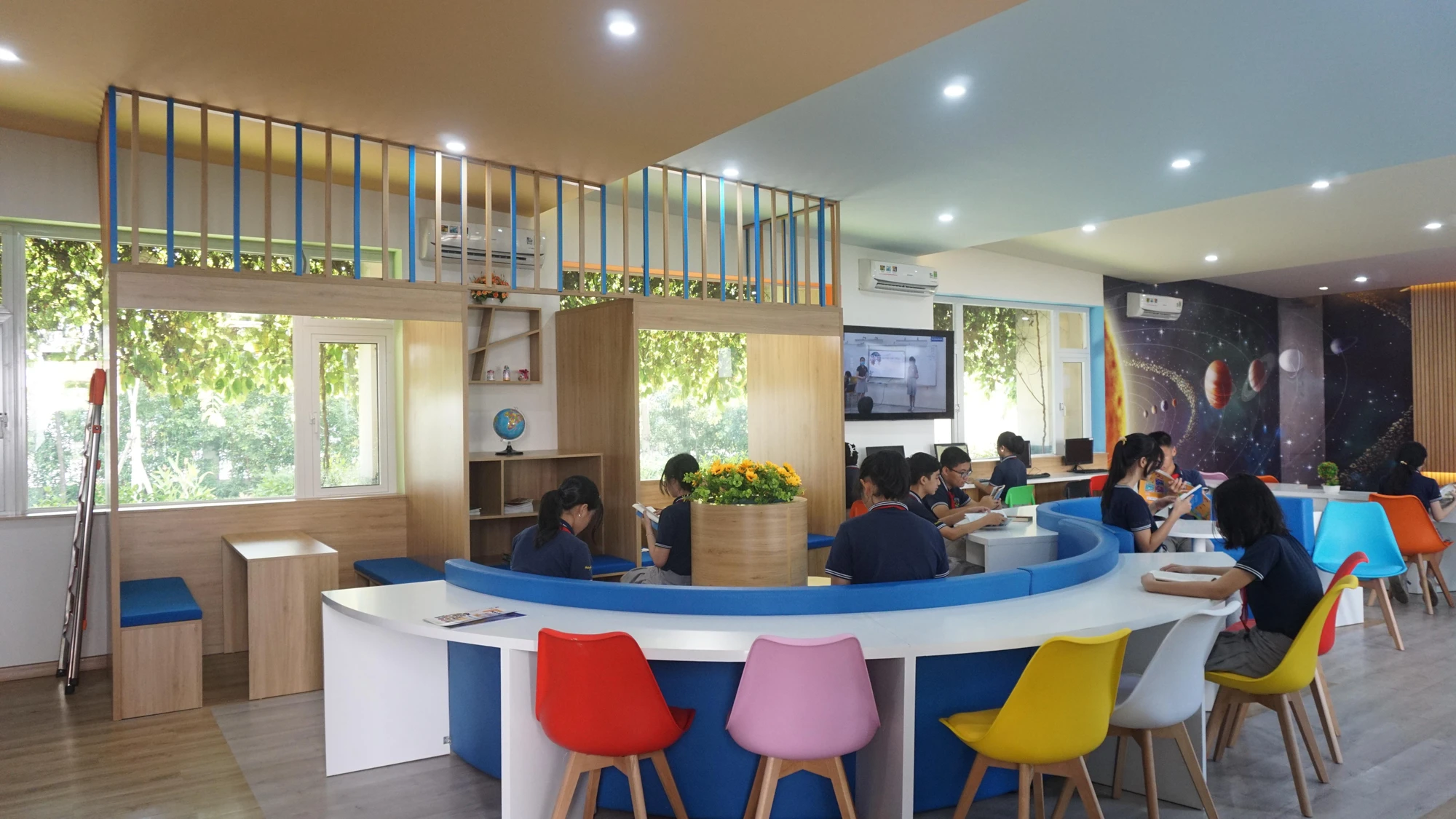 Thư viện còn có kho tài nguyên số với các phần mềm hiện đại như phần mềm quản lý thủ thư, phần mềm sách với hơn 2.800 đầu sách điện tử. Thư viện được bố trí với nhiều không gian khác nhau để học sinh dễ dàng ngồi học, giáo viên cũng thuận tiện trong việc tổ chức lớp học. Thư viện còn có kho tài nguyên số với các phần mềm hiện đại như phần mềm quản lý thủ thư, phần mềm sách với hơn 2.800 đầu sách điện tử. Thư viện được bố trí với nhiều không gian khác nhau để học sinh dễ dàng ngồi học, giáo viên cũng thuận tiện trong việc tổ chức lớp học.