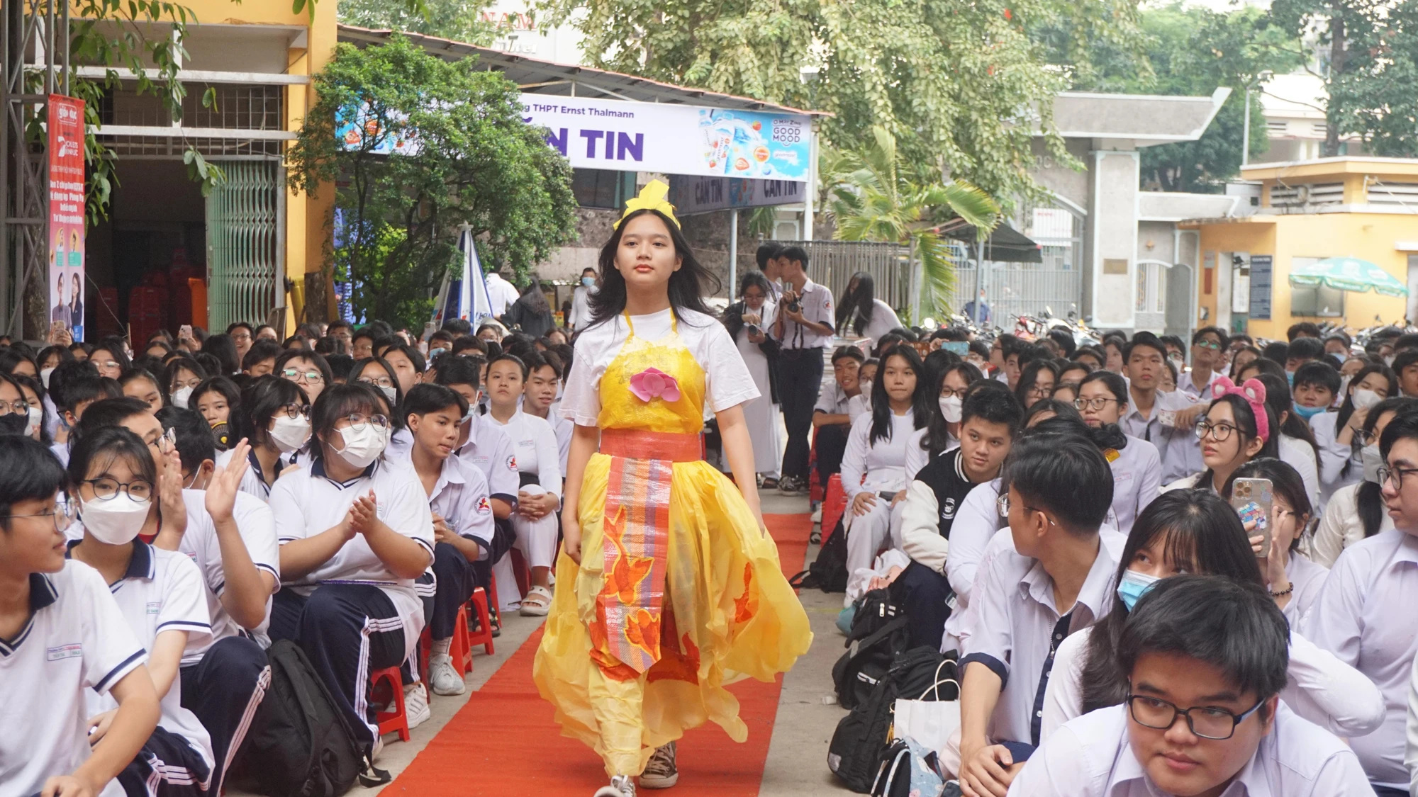 Trang phục do học sinh thiết kế. Trang phục do học sinh thiết kế.