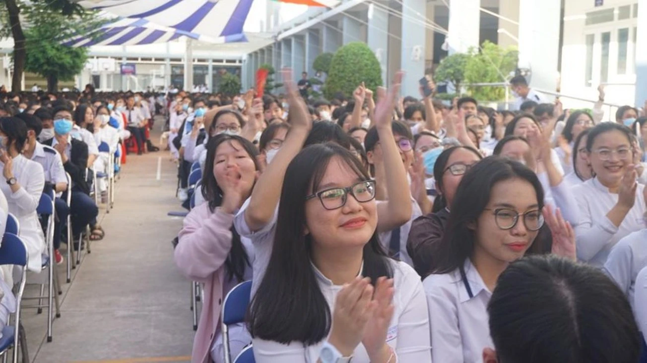 Học sinh Trường THPT Bùi Thị Xuân, quận 1 trong ngày lễ 20-11. Ảnh: NGUYỄN QUYÊN Bộ GD&ĐT công bố 12 sự kiện, hoạt động giáo dục nổi bật năm 2022