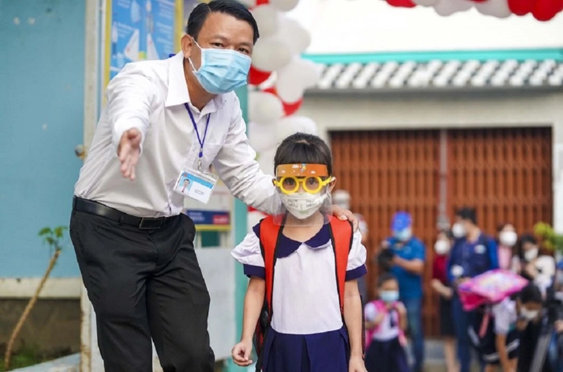 Học sinh Trường Tiểu học Thạnh An, huyện Cần Giờ ngày đầu tiên trở lại trường học sau thời gian tạm dừng do đại dịch. Ảnh: NGUYỄN QUYÊN Bộ GD&ĐT công bố 12 sự kiện, hoạt động giáo dục nổi bật năm 2022