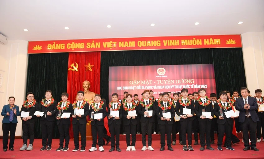 Bộ GD&ĐT tổ chức lễ vinh danh học sinh đoạt giải Olympic quốc tế. Ảnh: NGUYỄN QUYÊN Bộ GD&ĐT công bố 12 sự kiện, hoạt động giáo dục nổi bật năm 2022