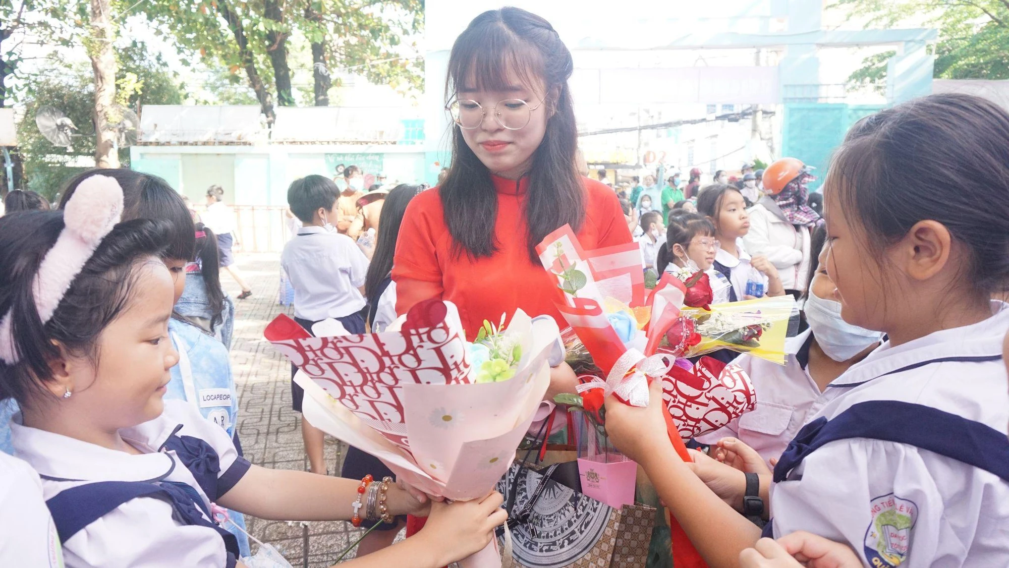 Học sinh Trường Tiểu học Lê Văn Thọ, quận Gò Vấp tặng hoa cho giáo viên nhân dịp lễ 20-11. Ảnh: NGUYỄN QUYÊN Bộ GD&ĐT công bố 12 sự kiện, hoạt động giáo dục nổi bật năm 2022