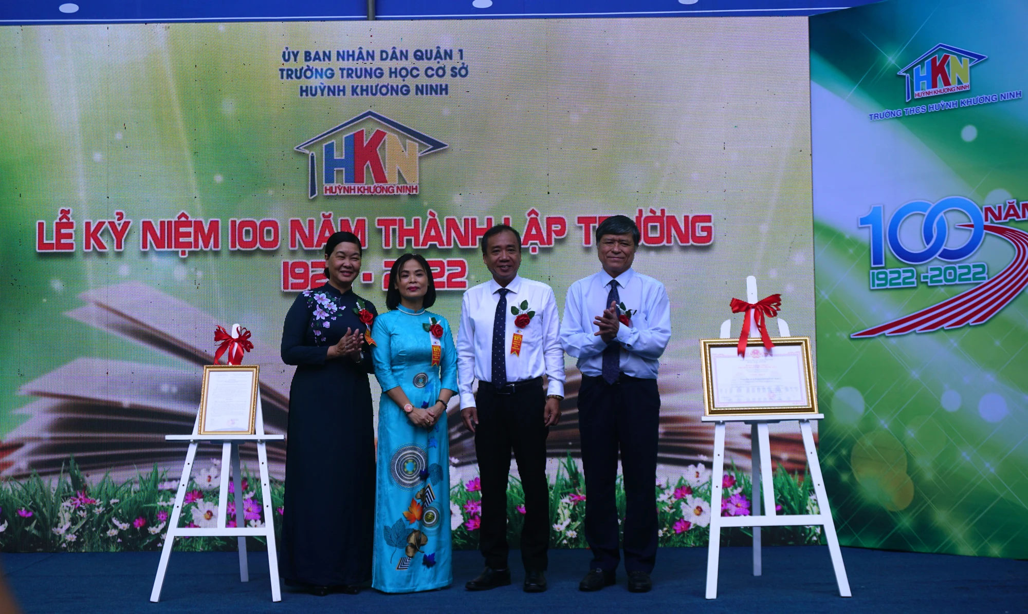 Ông Nguyễn Văn Hiếu, giám đốc Sở GD&ĐT TP.HCM trao giấy chứng nhận trường đạt chuẩn mức độ 1 cho ban giám hiệu Trường THCS Huỳnh Khương Ninh. Ảnh: NGUYỄN QUYÊN kỷ niệm 100 năm thành lập trường THCS Huỳnh Khương Ninh