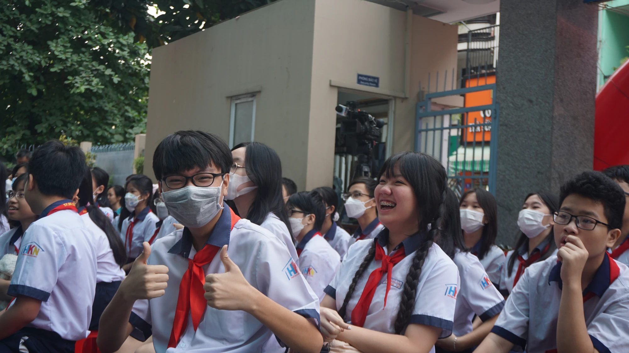 Học sinh hào hứng tham dự lễ kỷ niệm. Ảnh: NGUYỄN QUYÊN kỷ niệm 100 năm thành lập trường THCS Huỳnh Khương Ninh