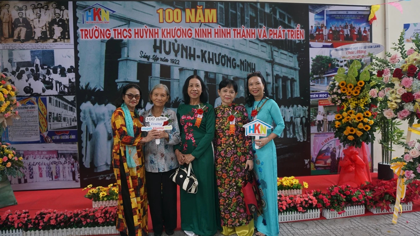 Cô Lê Thị Thanh Loan (thứ hai từ trái qua) chụp hình cùng đồng nghiệp. Ảnh: NGUYỄN QUYÊN kỷ niệm 100 năm thành lập trường THCS Huỳnh Khương Ninh
