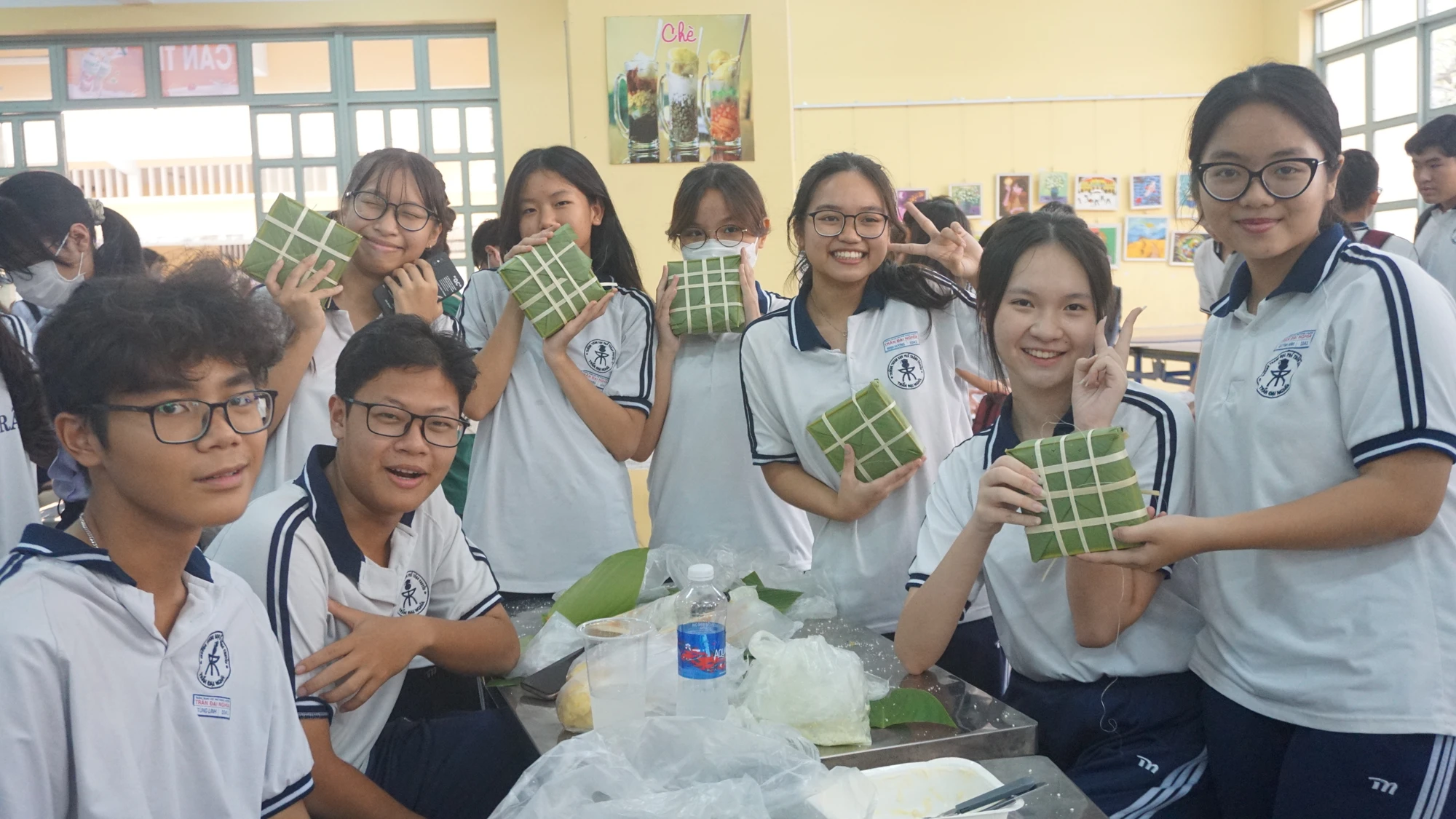 Những chiếc bánh chưng do học sinh gói sẽ được nấu và trao tận tay những người khó khăn. Ảnh: NGUYỄN QUYÊN Học sinh Trần chuyên hào hứng với hoạt động vì cộng đồng