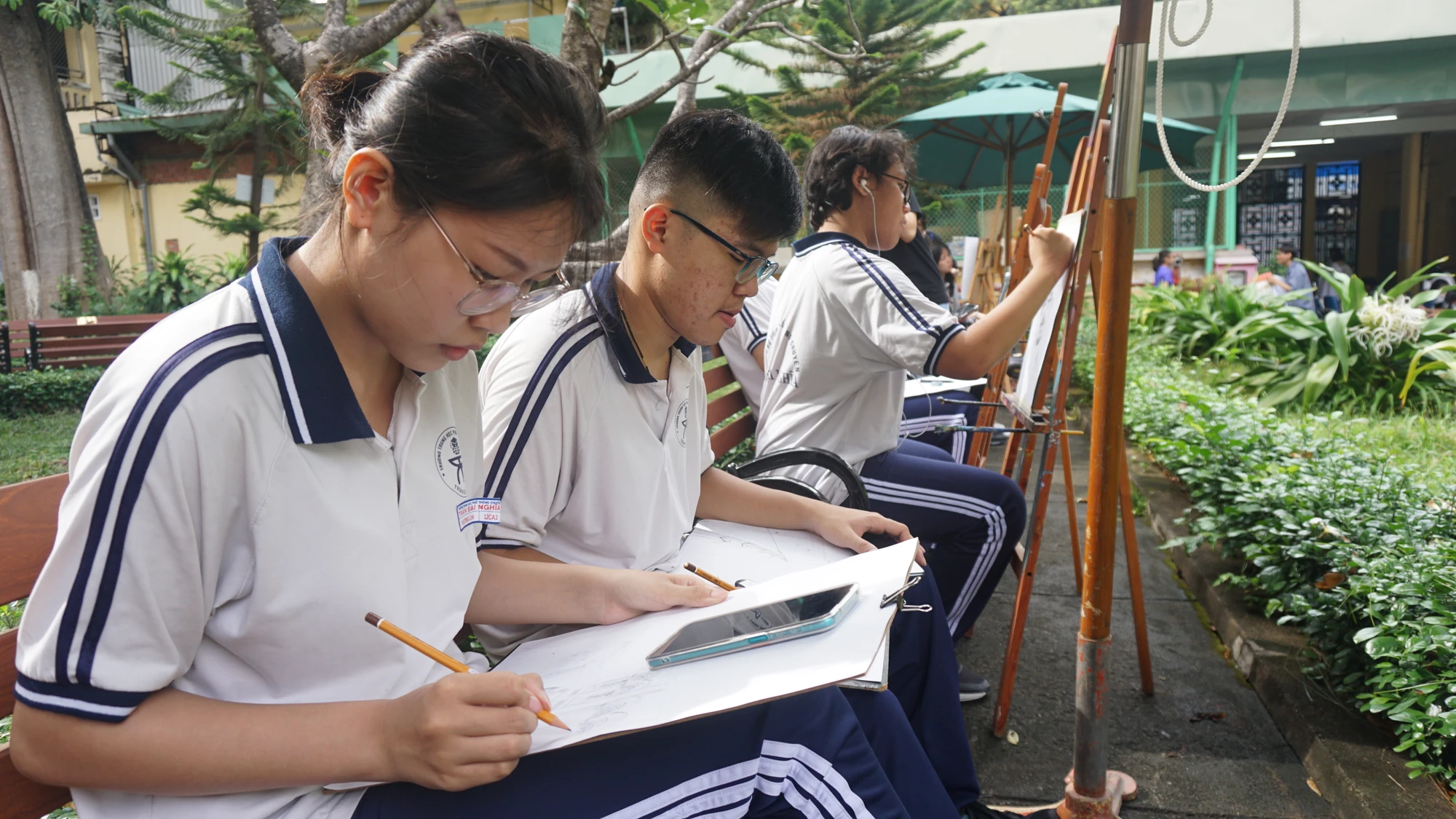 Mai Nguyễn Phương Chi đang chăm chú vẽ bức tranh về ngôi trường của mình. Ảnh: NGUYỄN QUYÊN Học sinh Trần chuyên hào hứng với hoạt động vì cộng đồng