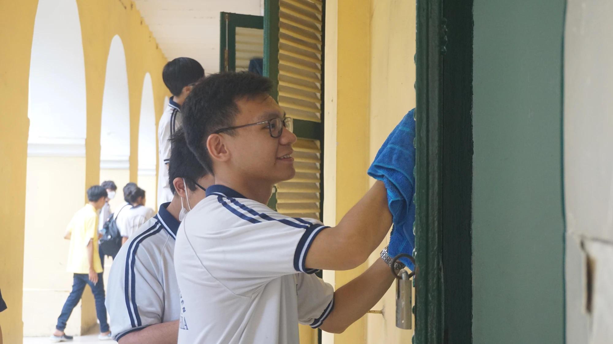 Các em hăng say lau chùi phòng học. Ảnh: NGUYỄN QUYÊN Học sinh Trần chuyên hào hứng với hoạt động vì cộng đồng