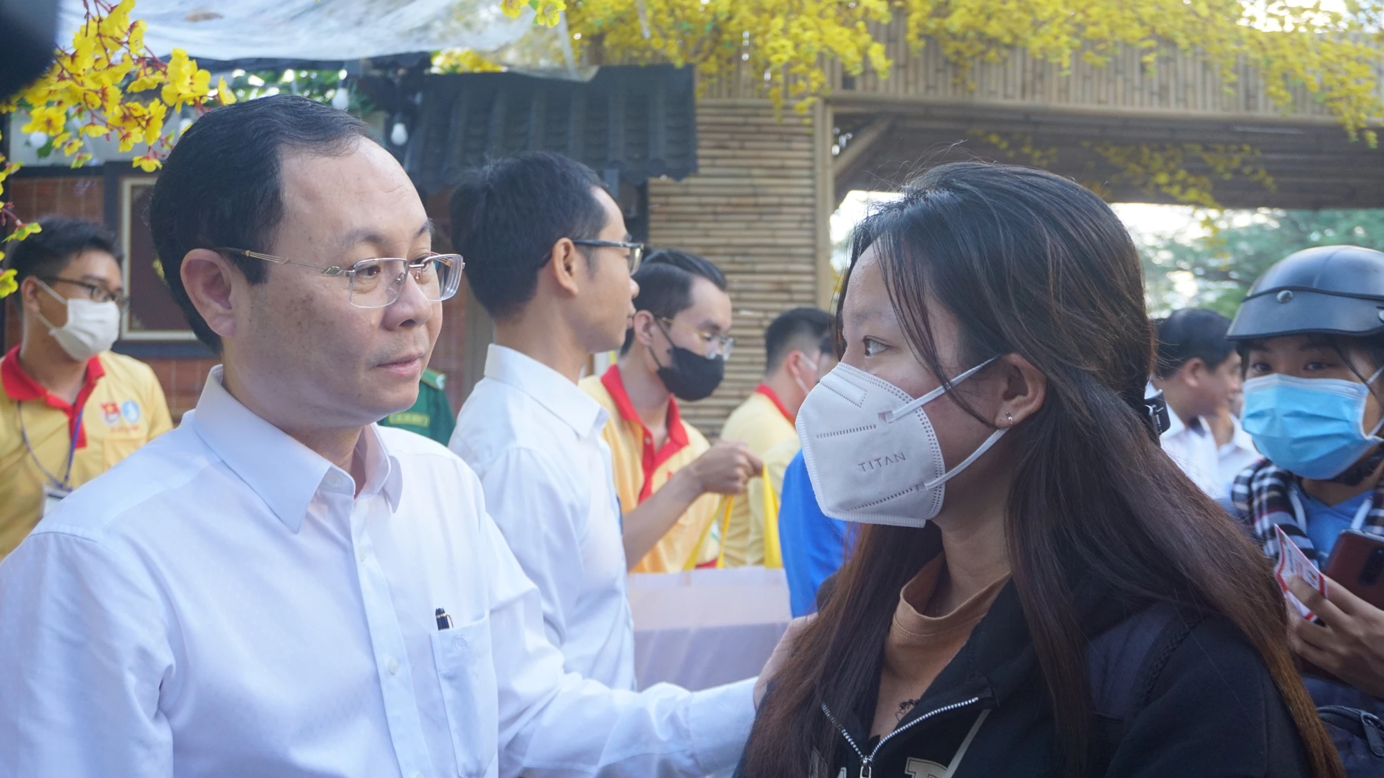 Ông Nguyễn Văn Hiếu, Phó Bí Thư Thành ủy TP.HCM trò chuyện và chúc tết các sinh viên tại chương trình “Chuyến xe mùa xuân” đưa hàng nghìn sinh viên, người lao động về quê ăn tết.