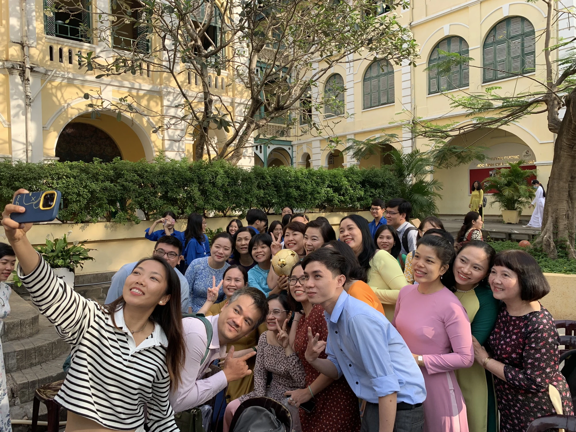 Huỳnh Như chụp hình với các thầy cô giáo. Huỳnh Như chụp hình với các thầy cô giáo.