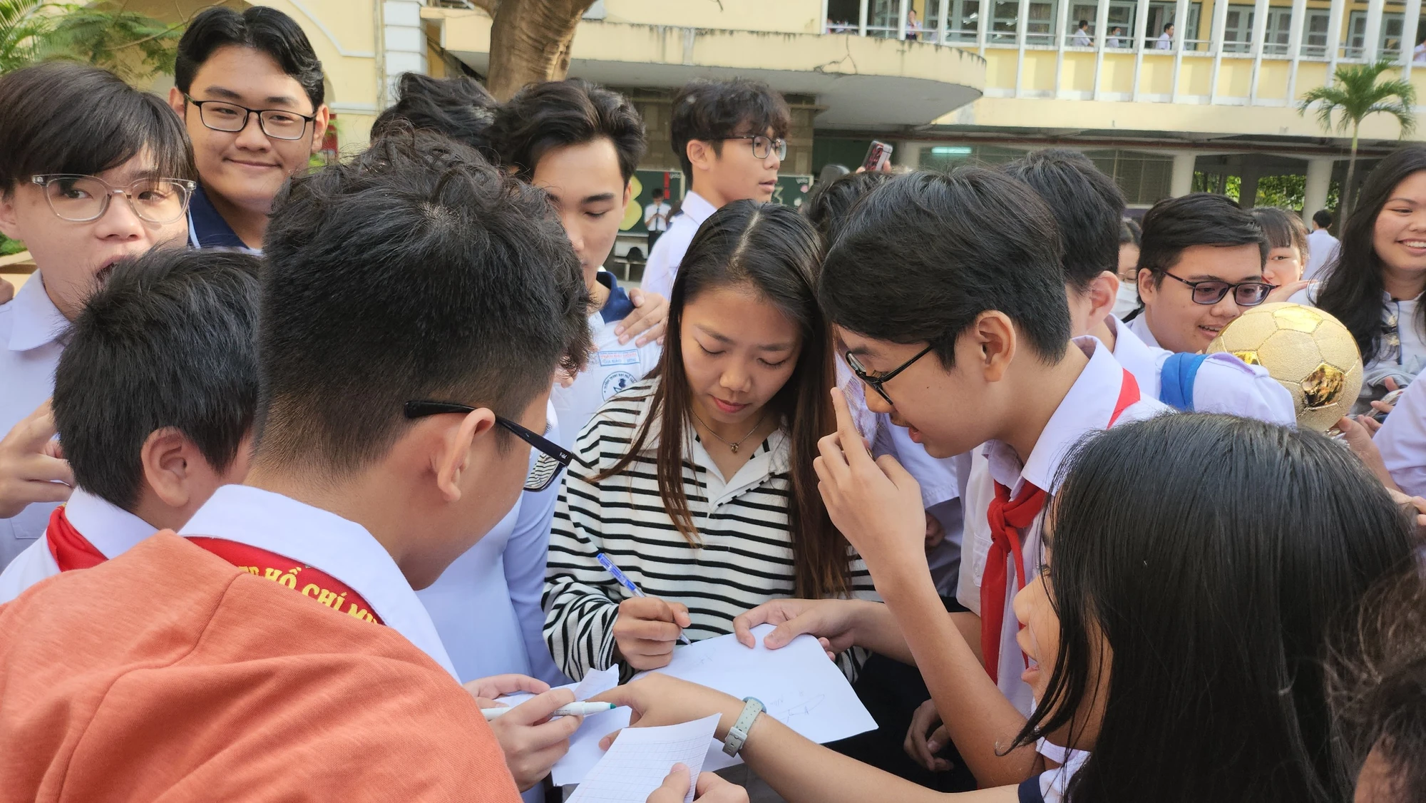 Nhiều học sinh vì hâm mộ nên đến xin chữ ký của nữ cầu thủ. Nhiều học sinh vì hâm mộ nên đến xin chữ ký của nữ cầu thủ.