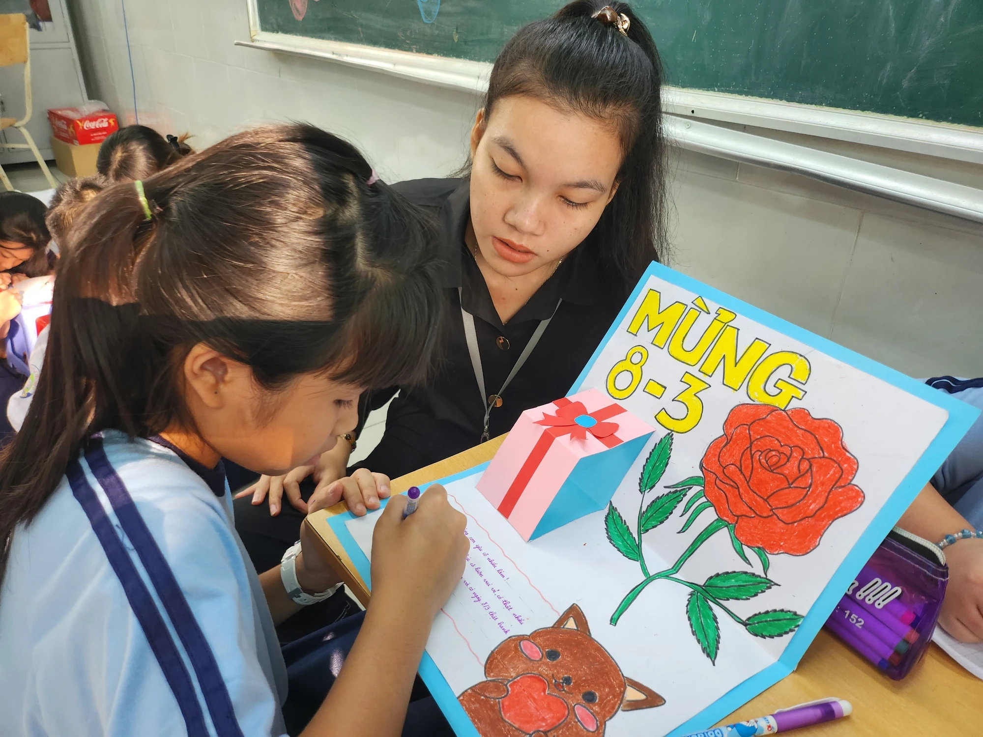 Cô trò cùng nhau hoàn thiện tấm bưu thiếp. Cô trò cùng nhau hoàn thiện tấm bưu thiếp.