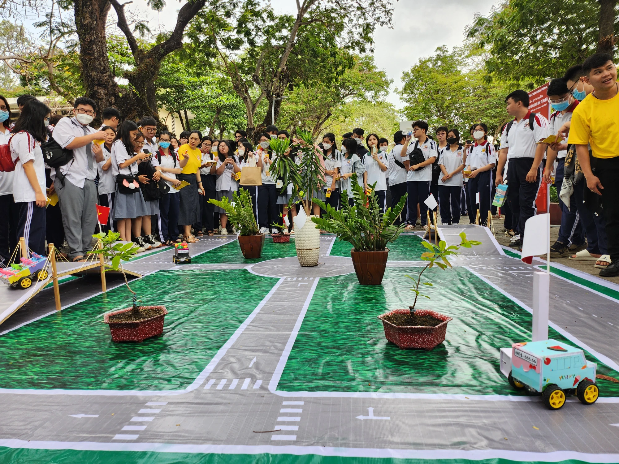 HS trải nghiệm hoạt động điều khiển xe chạy trên sa huỳnh của tổ tin học. HS trải nghiệm hoạt động điều khiển xe chạy trên sa huỳnh của tổ tin học.
