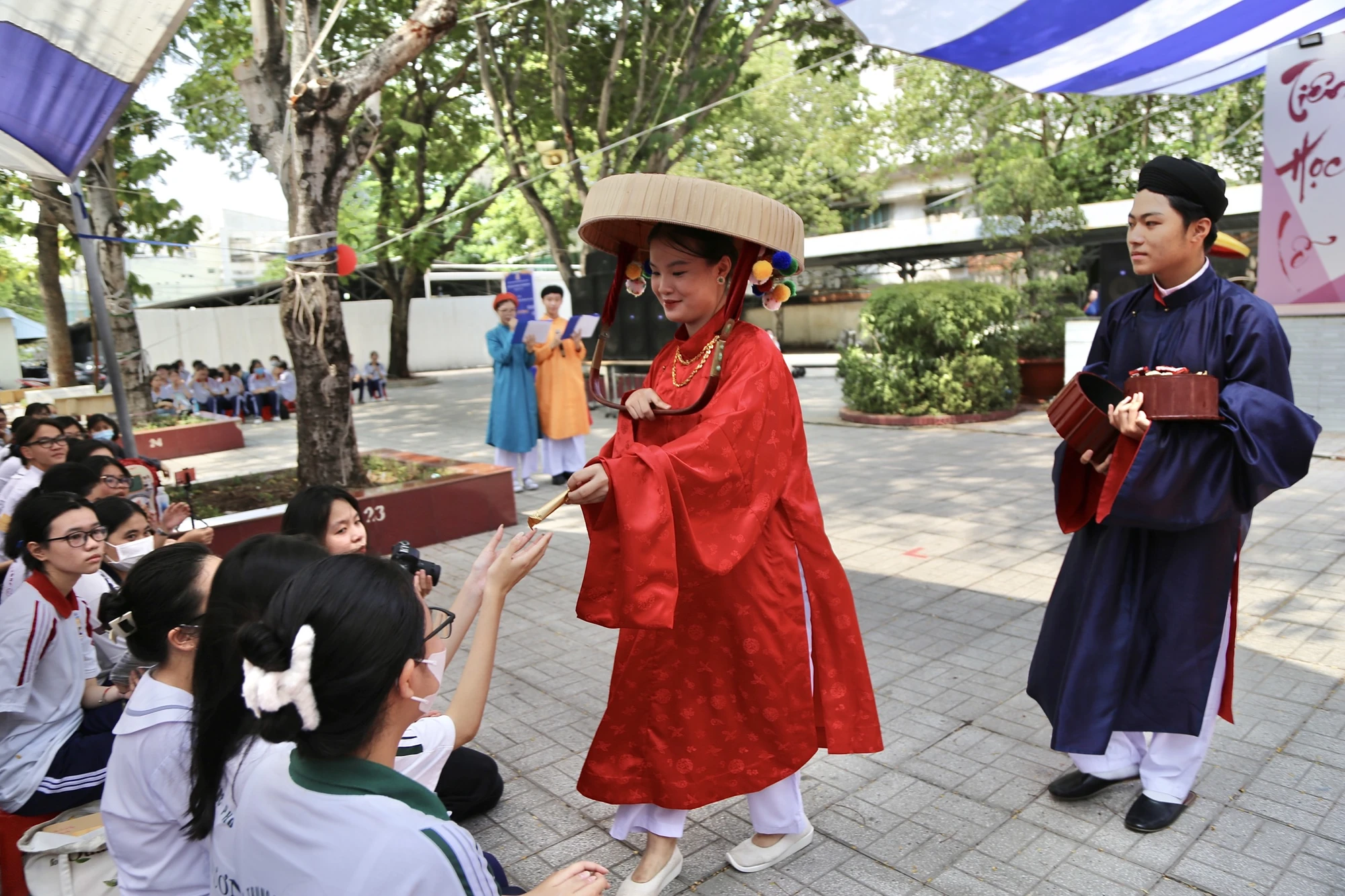 HS rất thích thú khi chứng kiến bạn mình trong những trang phục truyền thống của dân tộc.Ảnh: HOÀNG GIANG HS rất thích thú khi chứng kiến bạn mình trong những trang phục truyền thống của dân tộc.Ảnh: HOÀNG GIANG