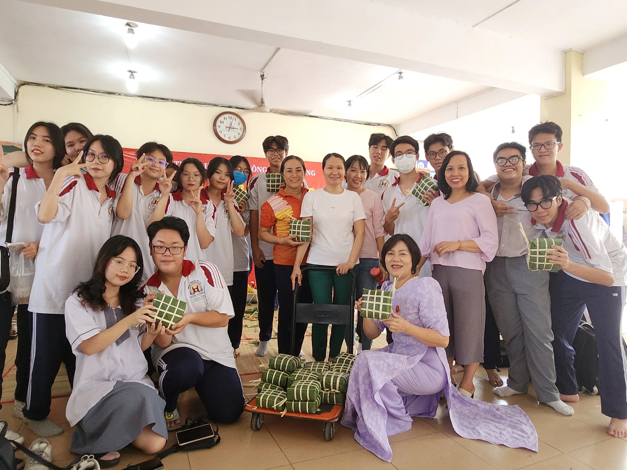 Những chiếc bánh chưng xinh xắn do cô trò Trường THPT Hùng Vương tự gói. Ảnh: NQ Những chiếc bánh chưng xinh xắn do cô trò Trường THPT Hùng Vương tự gói. Ảnh: NQ