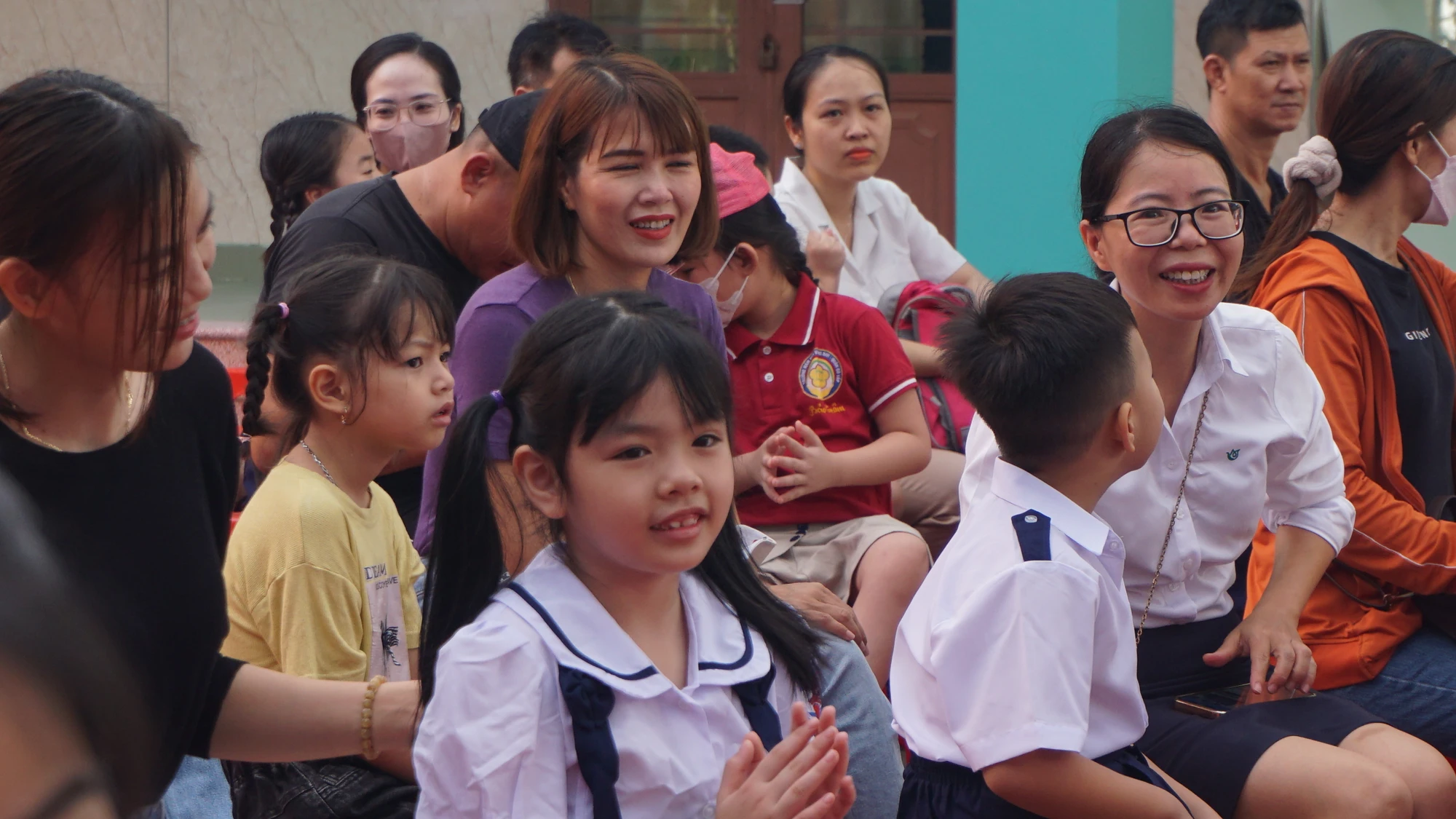 Học sinh lớp 1 háo hức tham dự ngày hội trường tiểu học của em