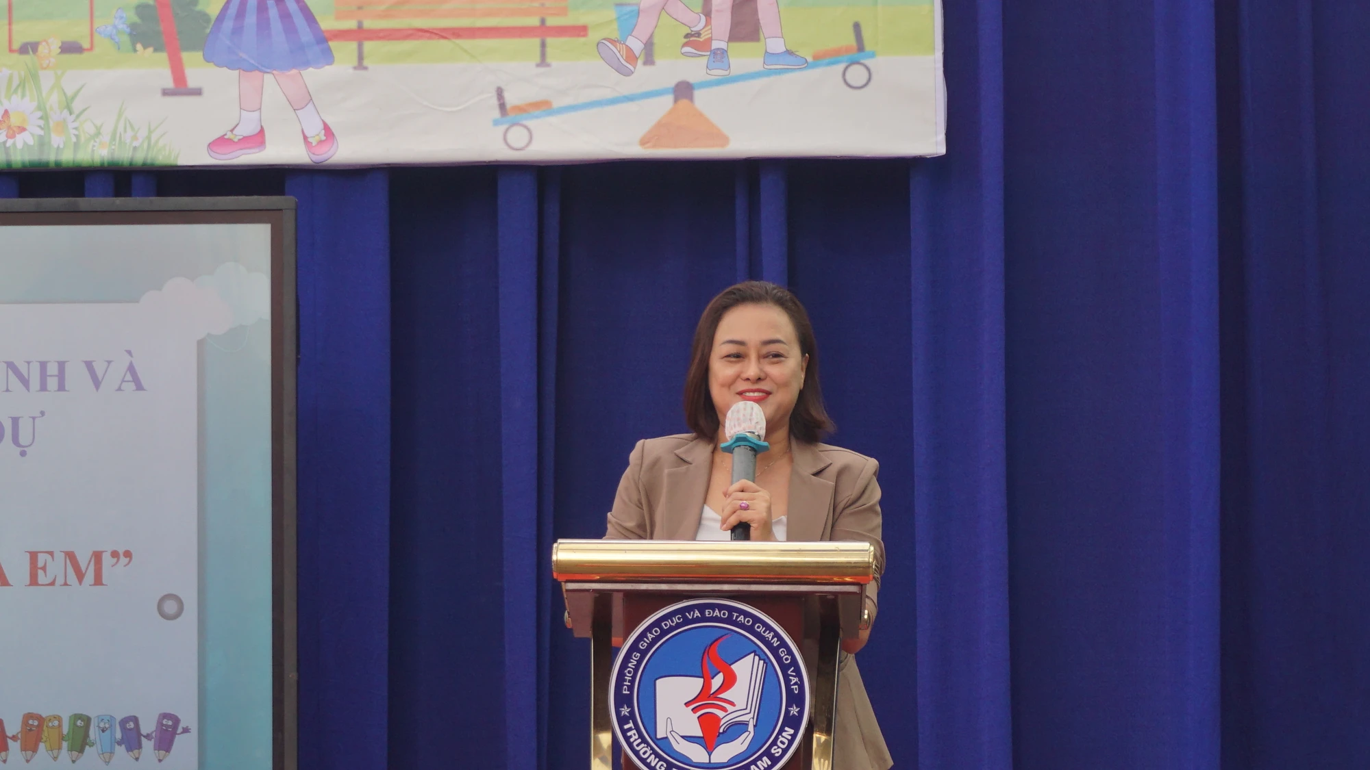 Bà Trần Thị Tuyết Mai, Hiệu trưởng nhà trường trò chuyện cùng cha mẹ học sinh và học sinh