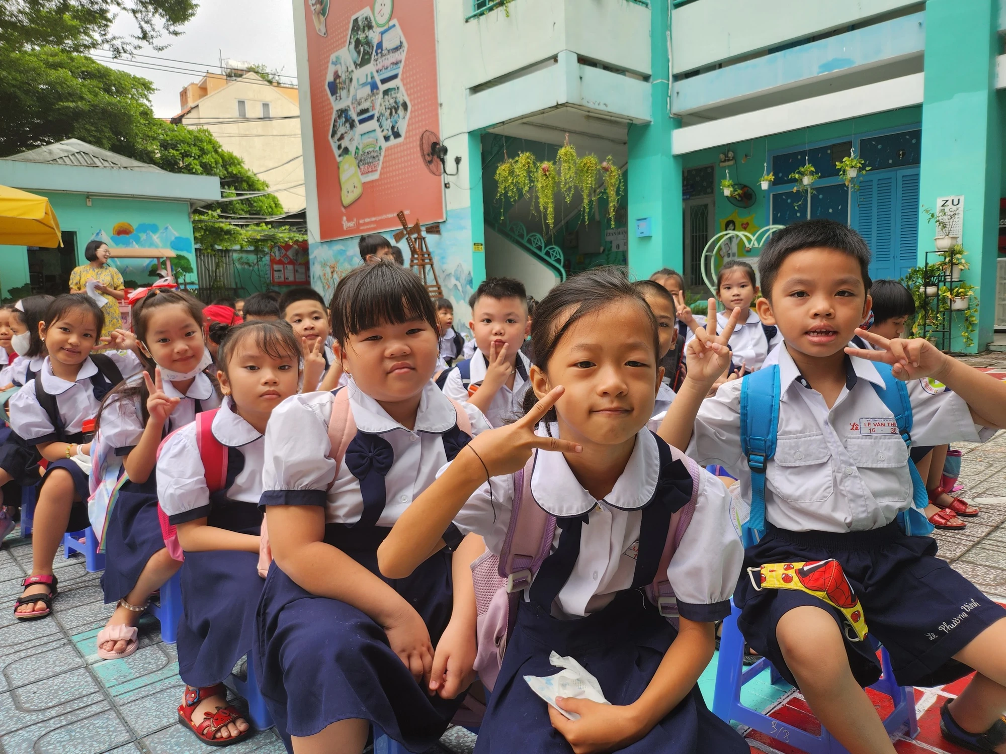 Học trò vui vẻ trong ngày đầu tiên trở lại trường sau những tháng ngày nghỉ hè Học trò vui vẻ trong ngày đầu tiên trở lại trường sau những tháng ngày nghỉ hè