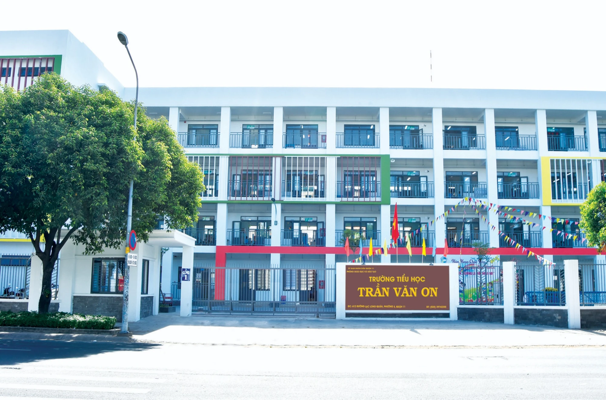 Trường Tiểu học Trần Văn Ơn, quận 11 vừa được xây dựng khang trang, hiện đại với tổng kinh phí hàng chục tỉ đồng. Ảnh: NTCC
