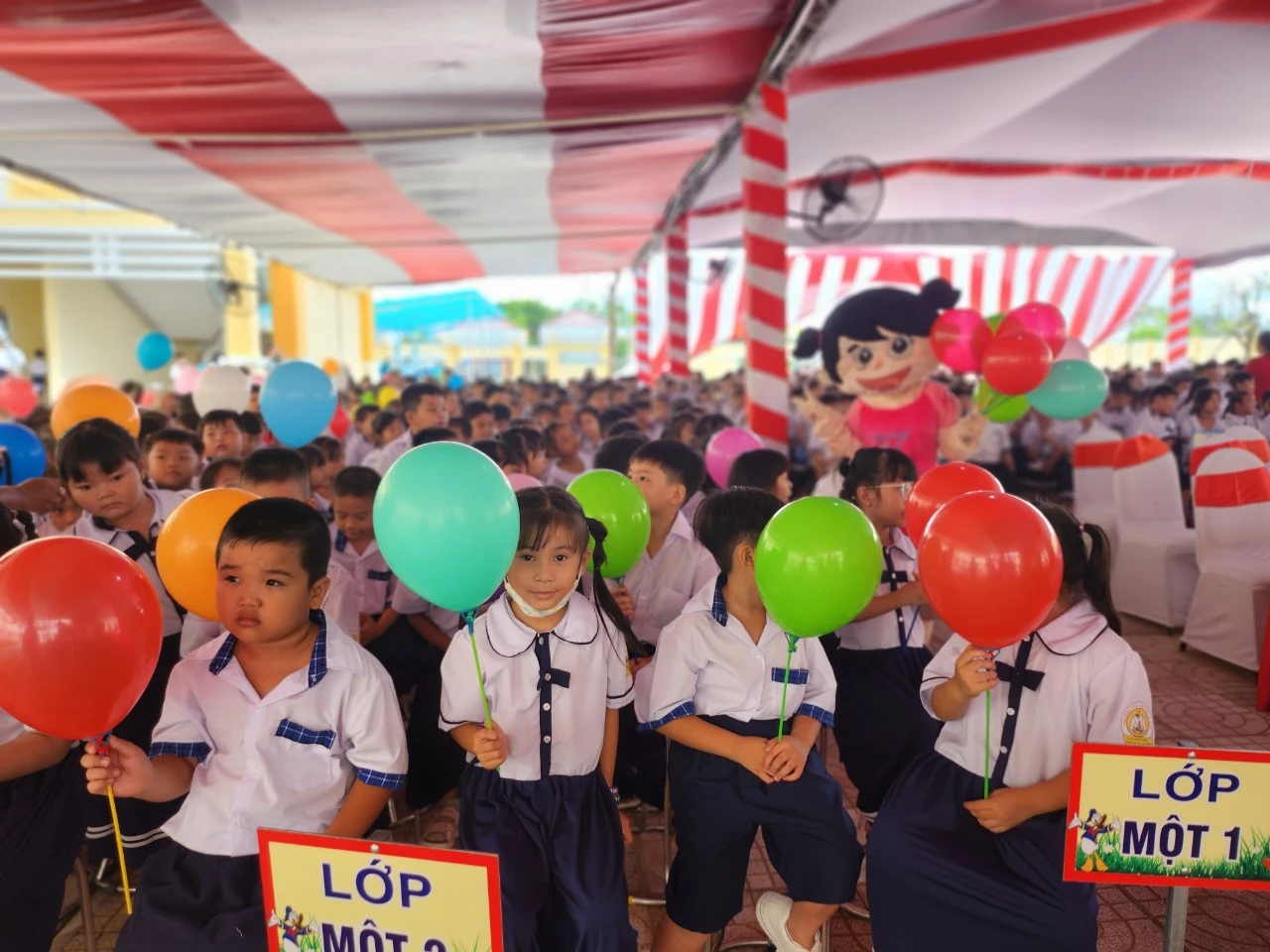 Những chiếc bóng bay xinh xắn được dành tặng cho các bé lớp 1. Những chiếc bóng bay xinh xắn được dành tặng cho các bé lớp 1.
