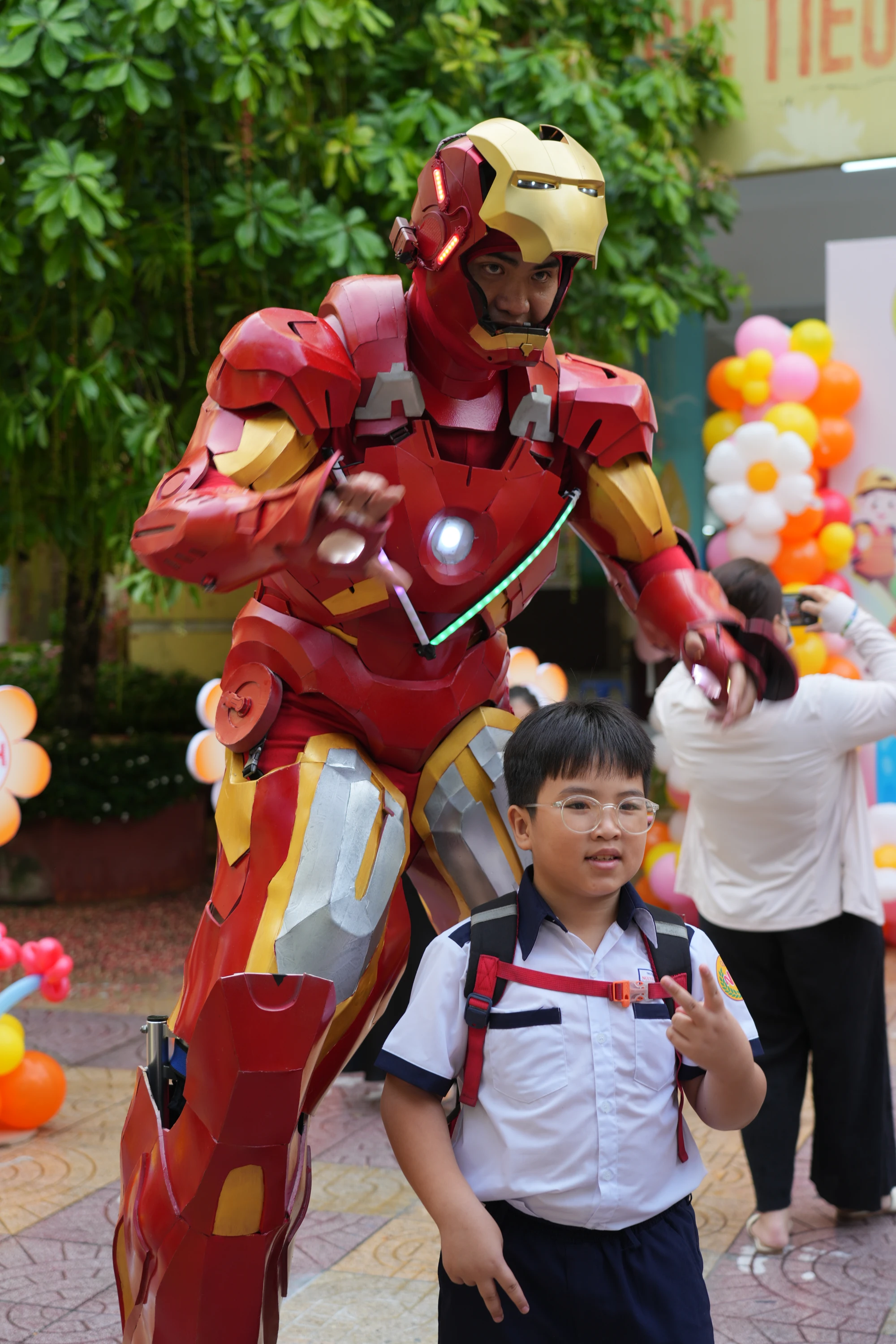 Robot xuất hiện tạo hứng khởi cho các em trong năm học mới Robot xuất hiện tạo hứng khởi cho các em trong năm học mới