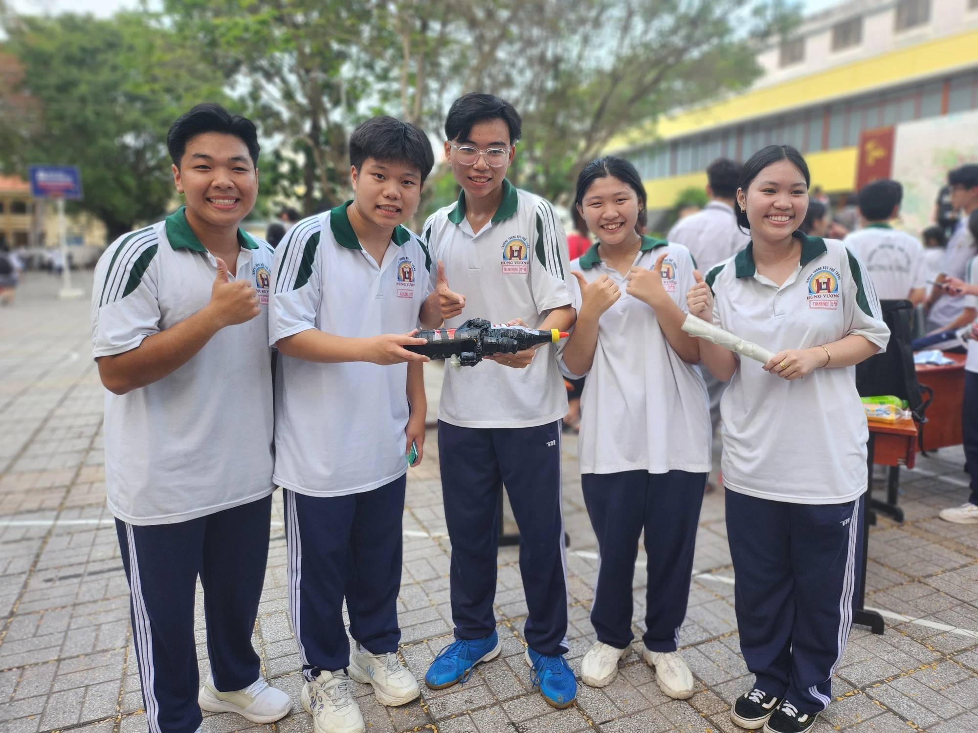 Ấn tượng: Học sinh thiết kế mô hình tàu ngầm từ chai tương ớt