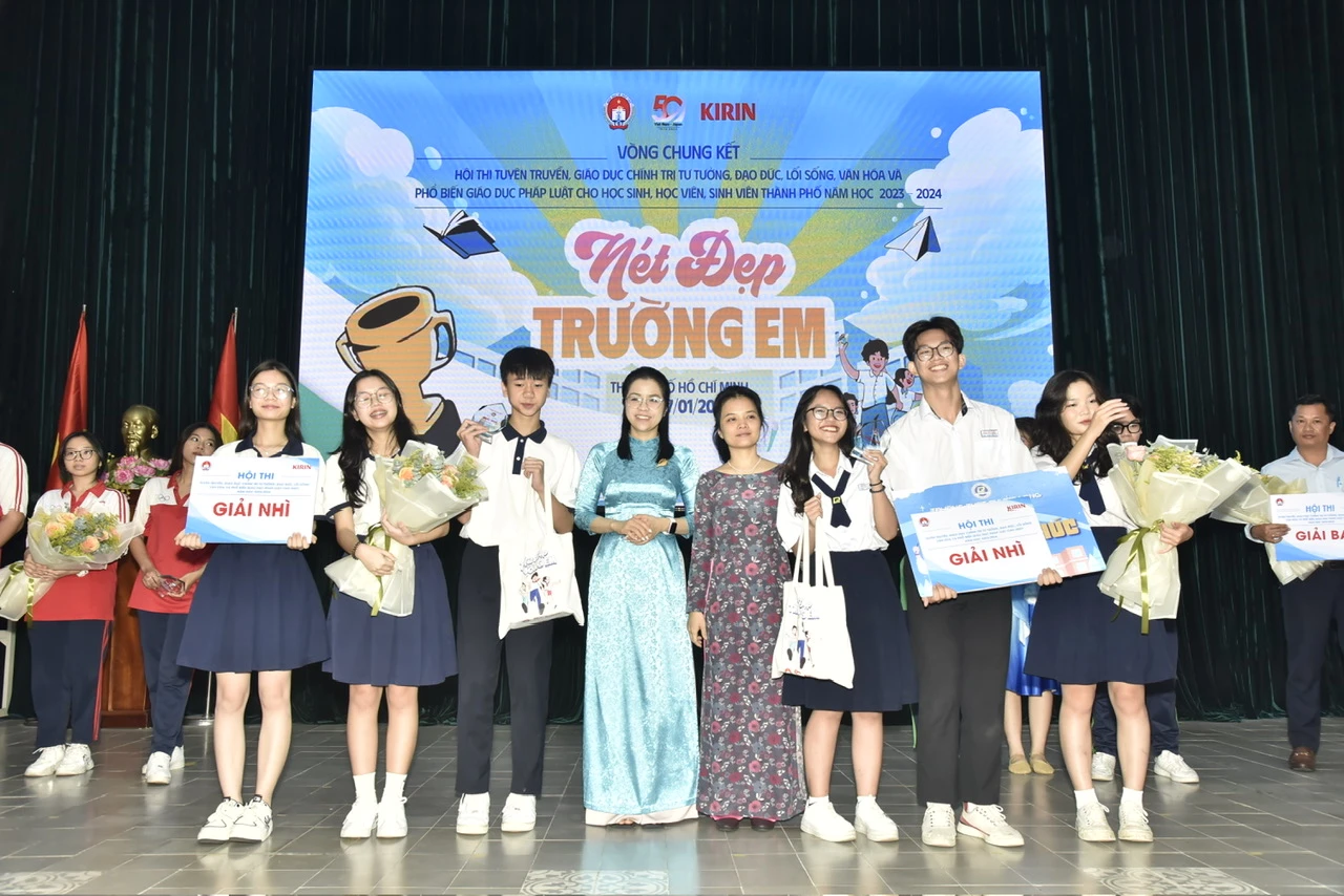 Mẹ bật khóc tại hội thi ‘Nét đẹp trường em’