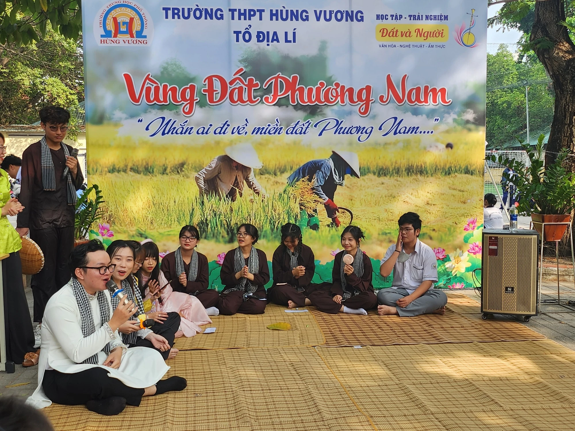 Học sinh Hùng Vương 'lăn xả' hết mình trong ngày hội trải nghiệm