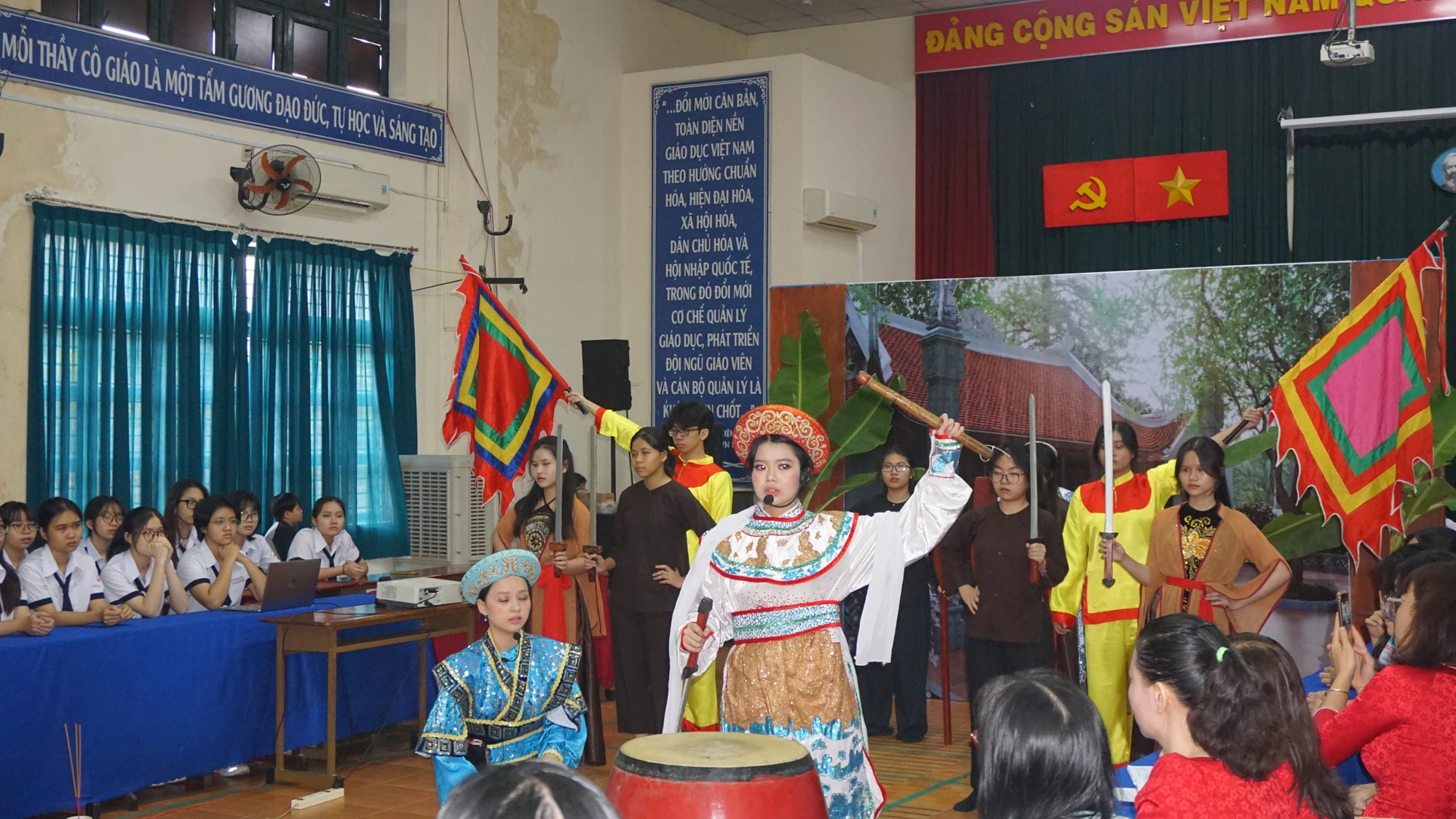 san-khau-truyen-thong-8.JPG