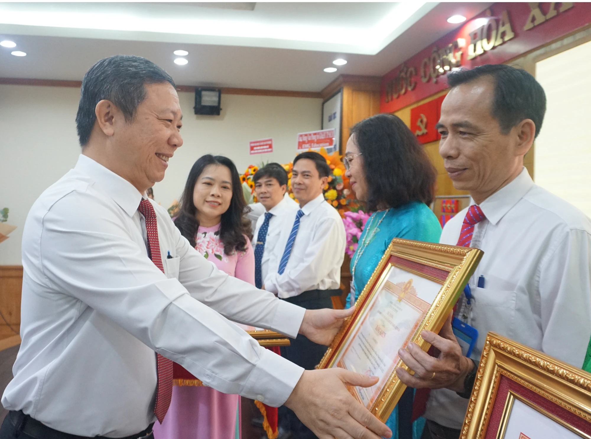 Trao Huân chương lao động hạng nhì cho Văn phòng Sở GD&ĐT TP.HCM