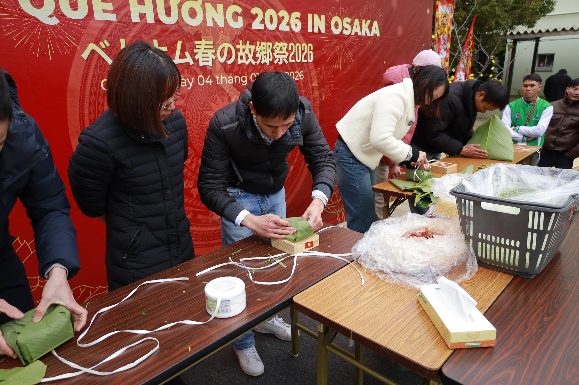 goi-banh-chung_xuan-que-huong-2026.jpg