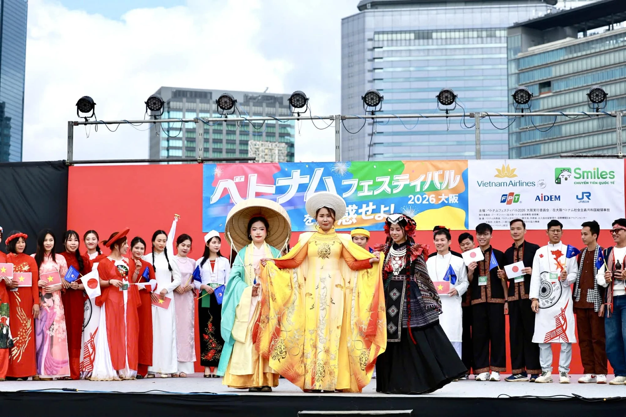 Áo dài rực rỡ trong lễ hội Việt Nam tại Osaka