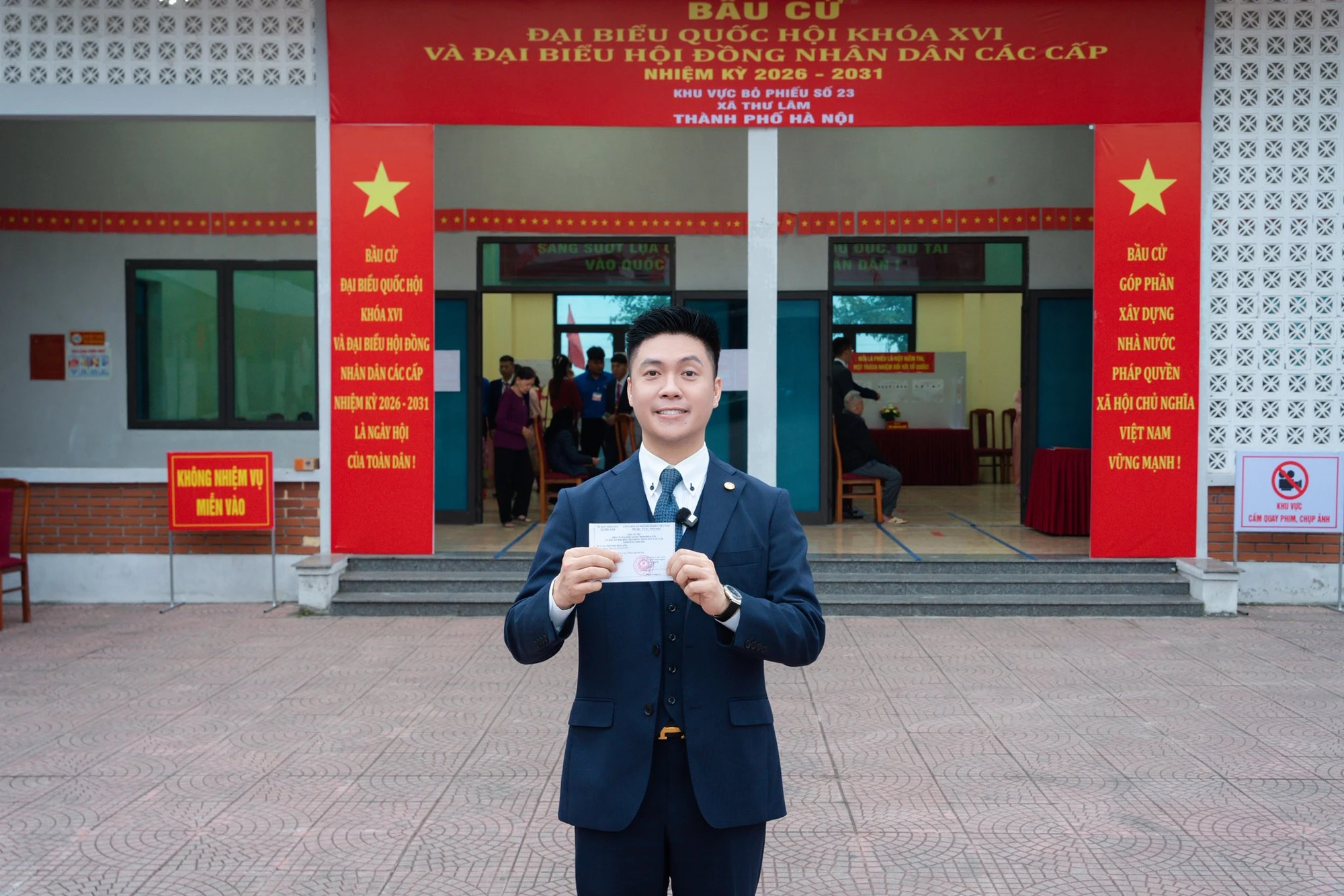 ong-nguyen-duy-anh_bo-phieu.jpg