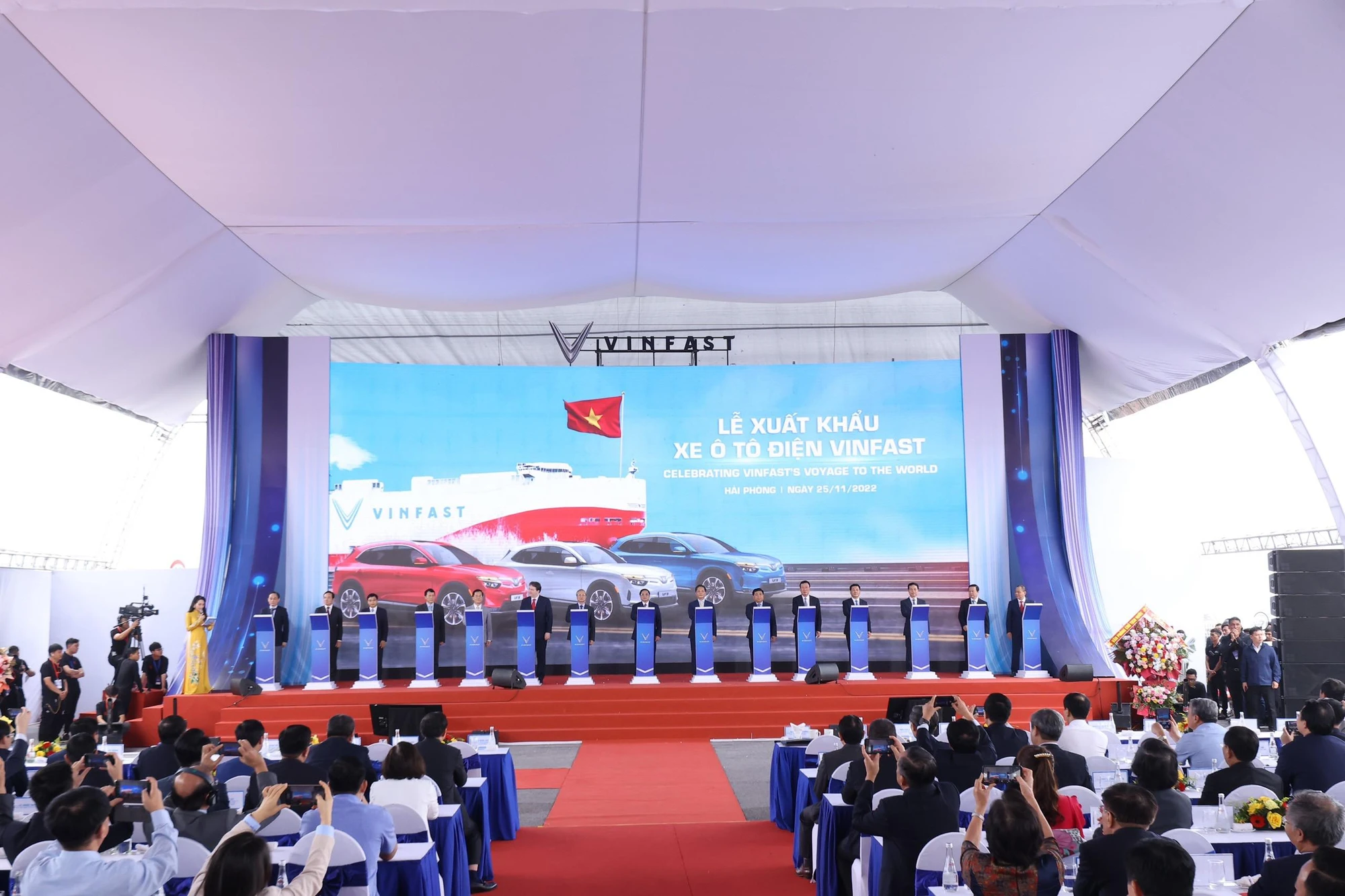 Các đại biểu thực hiện nghi thức bấm nút phát lệnh xuất khẩu xe ô tô điện VinFast. Các đại biểu thực hiện nghi thức bấm nút phát lệnh xuất khẩu xe ô tô điện VinFast.