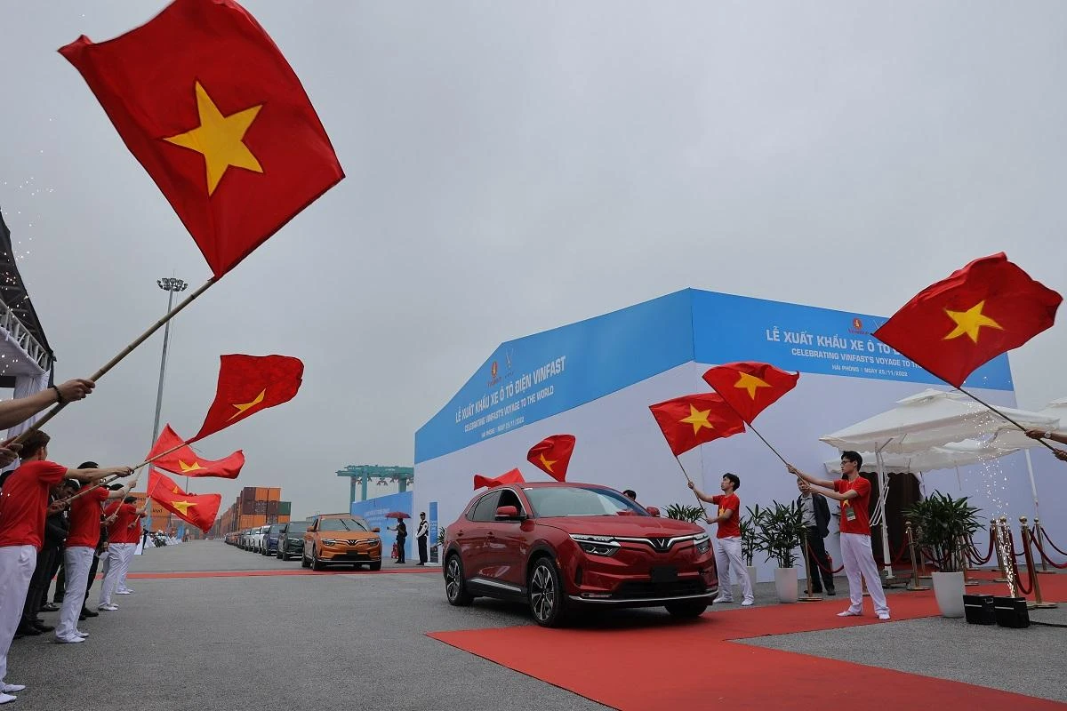 Những chiếc xe ô tô điện VF 8 được chuyển lên tàu thuê riêng Silver Queen của Panama. Những chiếc xe ô tô điện VF 8 được chuyển lên tàu thuê riêng Silver Queen của Panama.
