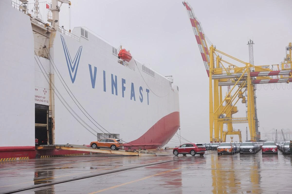 Chiếc tàu vận chuyển xe điện VinFast sang thị trường quốc tế. Chiếc tàu vận chuyển xe điện VinFast sang thị trường quốc tế.