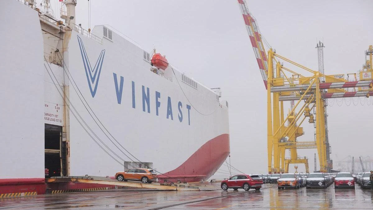 VinFast xuất khẩu lô xe ô tô điện đầu tiên ra thế giới 