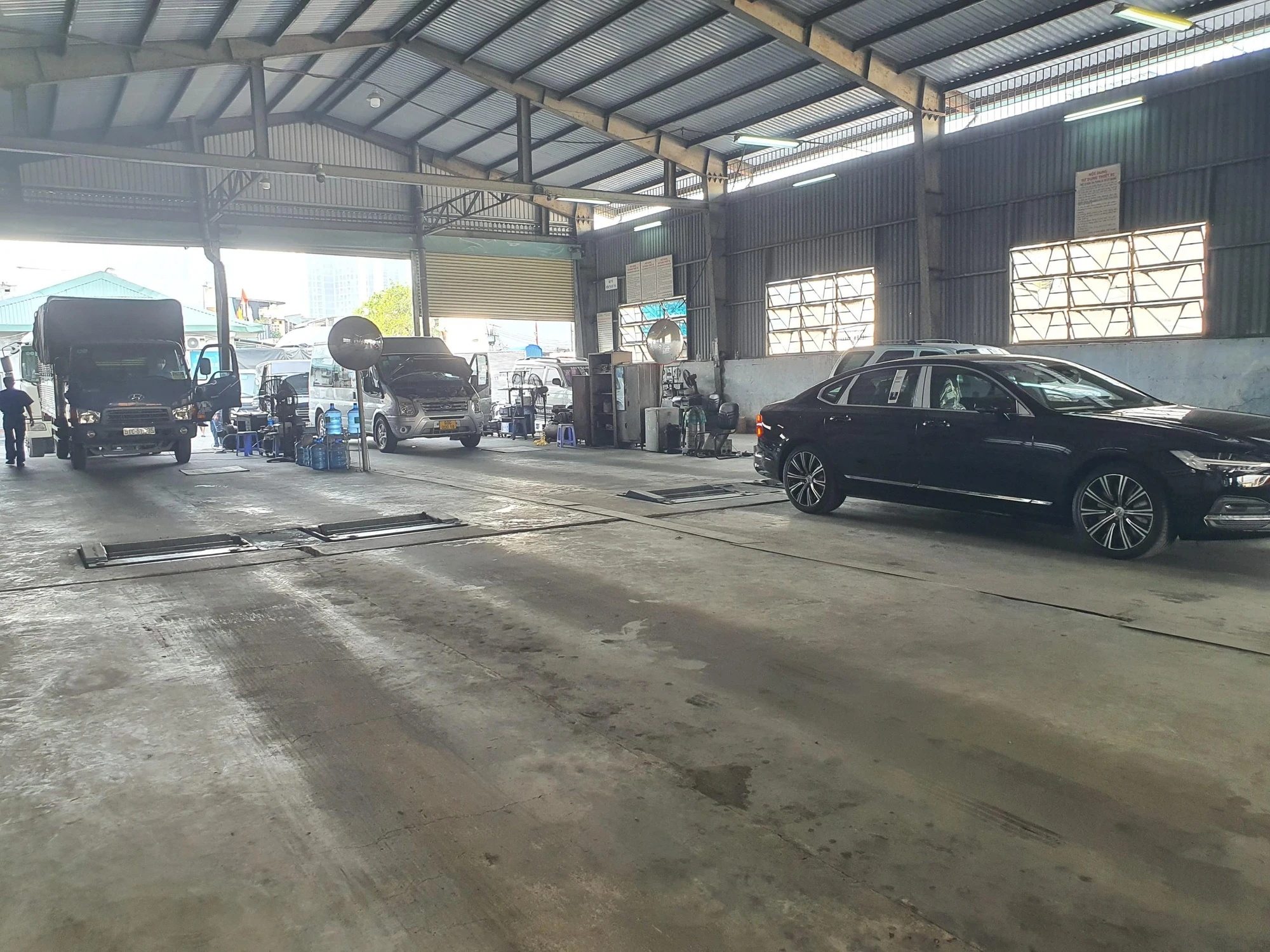 Một ngày Trung tâm Đăng kiểm 5006V kiểm định khoảng 150 xe. Ảnh: THY NHUNG Một ngày Trung tâm Đăng kiểm 5006V kiểm định khoảng 150 xe. Ảnh: THY NHUNG