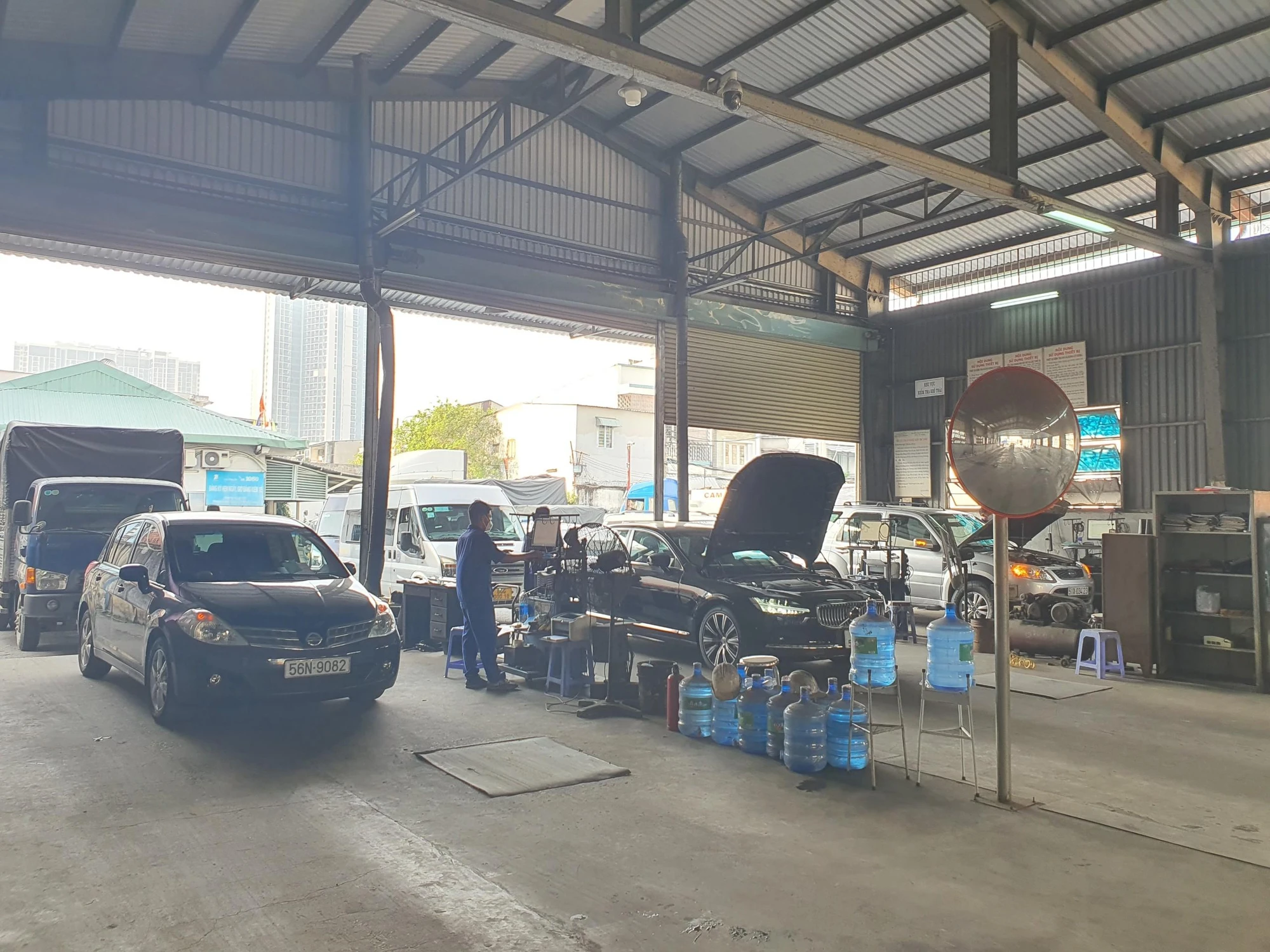 Những chiếc xe đầu tiên được kiểm định trong ngày 21-12. Ảnh: THY NHUNG Những chiếc xe đầu tiên được kiểm định trong ngày 21-12. Ảnh: THY NHUNG