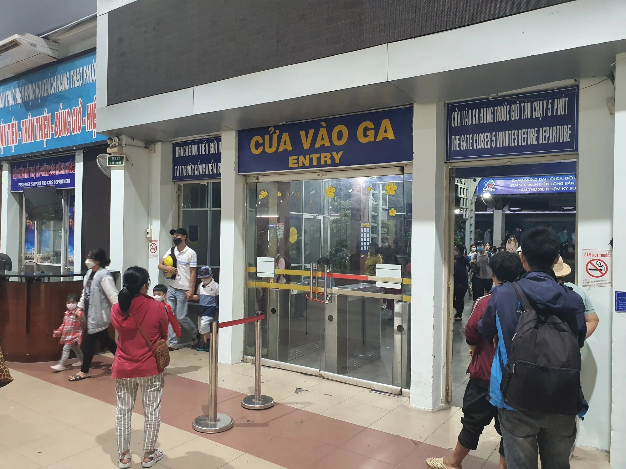 Trên chuyến tàu SE7 ngày 2-1, có khoảng gần 200 hành khách quay trở lại TP.HCM sau kỳ nghỉ tết Dương lịch. Trên chuyến tàu SE7 ngày 2-1, có khoảng gần 200 hành khách quay trở lại TP.HCM sau kỳ nghỉ tết Dương lịch.