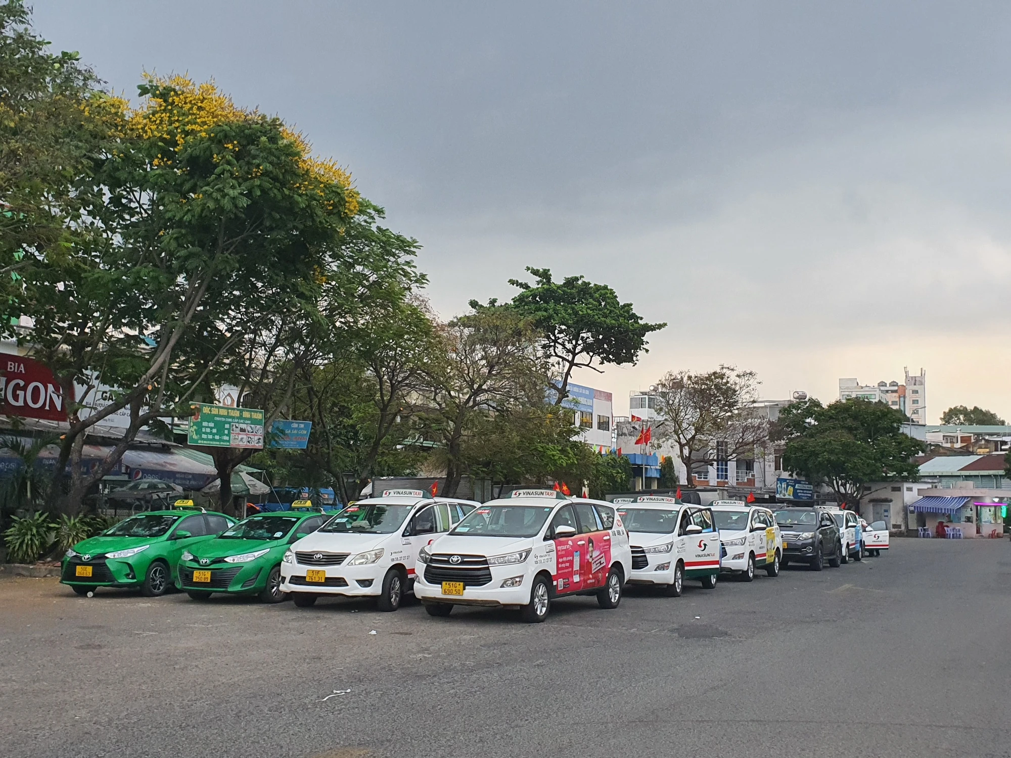 Các hãng taxi đã đến xếp hàng ngay ngắn trước khi tàu về. Các hãng taxi đã đến xếp hàng ngay ngắn trước khi tàu về.