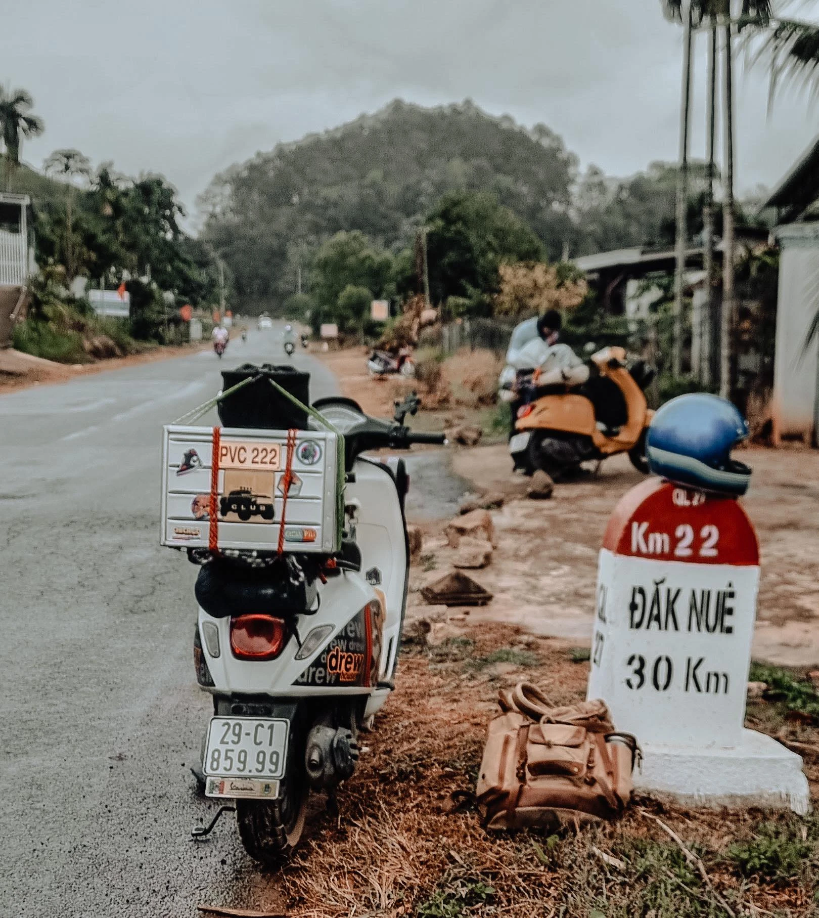 Cung đường Tây Nguyên được mệnh danh là "bao khó" cho dân phượt. Cung đường Tây Nguyên được mệnh danh là "bao khó" cho dân phượt.