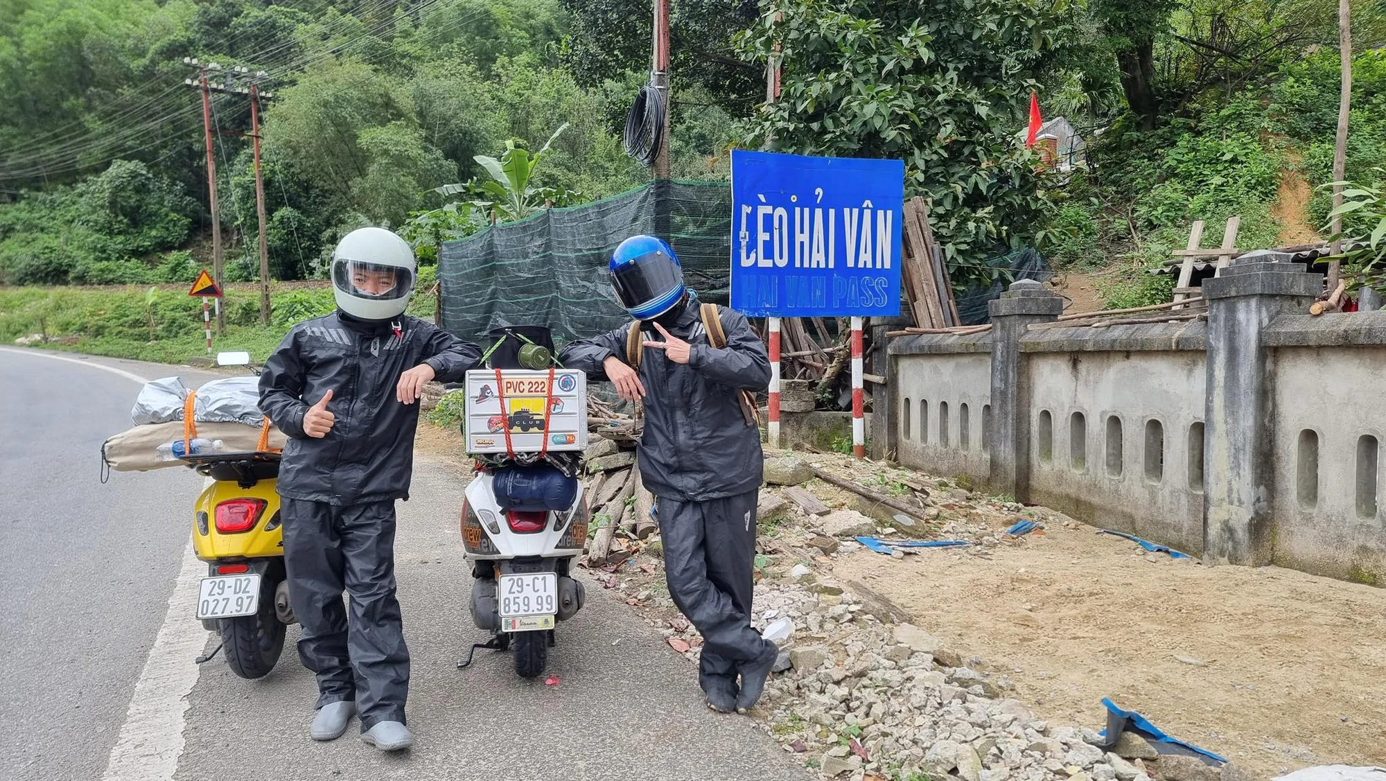 Nam Dậu cùng người bạn check in tại đèo Hải Vân. Nam Dậu cùng người bạn check in tại đèo Hải Vân.