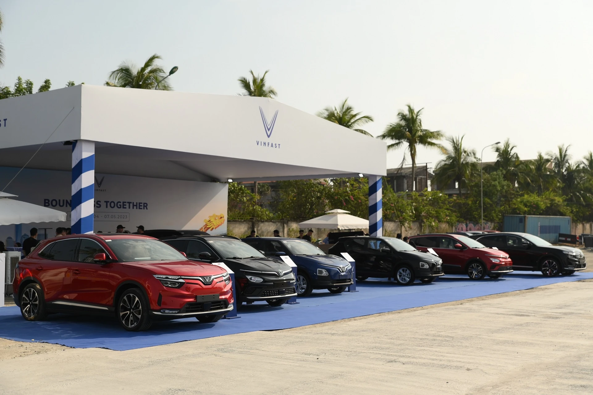 Trong 4 ngày từ 4-5 đến 7-5-2023, VinFast tổ chức chương trình lái thử 4 mẫu xe điện VF 5 Plus, VF e34, VF 8 và VF 9, mang đến cho công chúng cơ hội trải nghiệm thực tế để cảm nhận chân thực nhất khả năng vận hành và những tính năng công nghệ thông minh vượt trộicủa các mẫu xe. Trong 4 ngày từ 4-5 đến 7-5-2023, VinFast tổ chức chương trình lái thử 4 mẫu xe điện VF 5 Plus, VF e34, VF 8 và VF 9, mang đến cho công chúng cơ hội trải nghiệm thực tế để cảm nhận chân thực nhất khả năng vận hành và những tính năng công nghệ thông minh vượt trộicủa các mẫu xe.